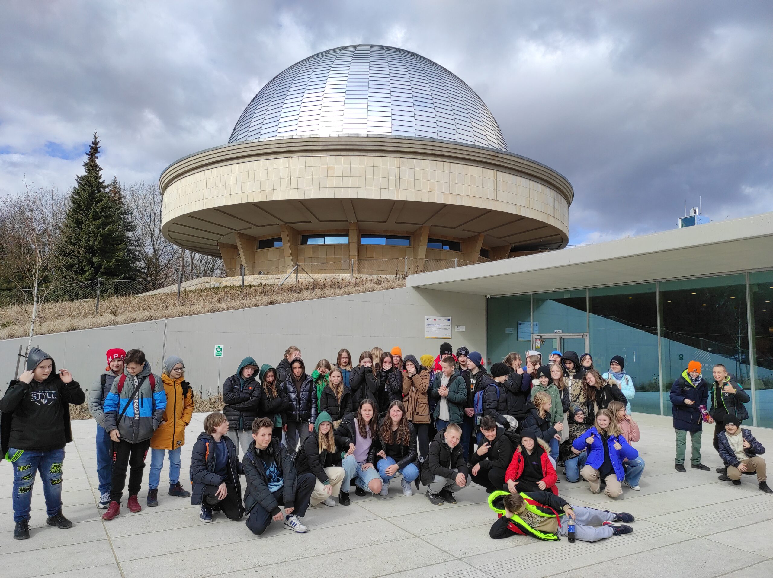 Uczniowie klas 6 podczas wycieczki do Planetarium w Chorzowie.