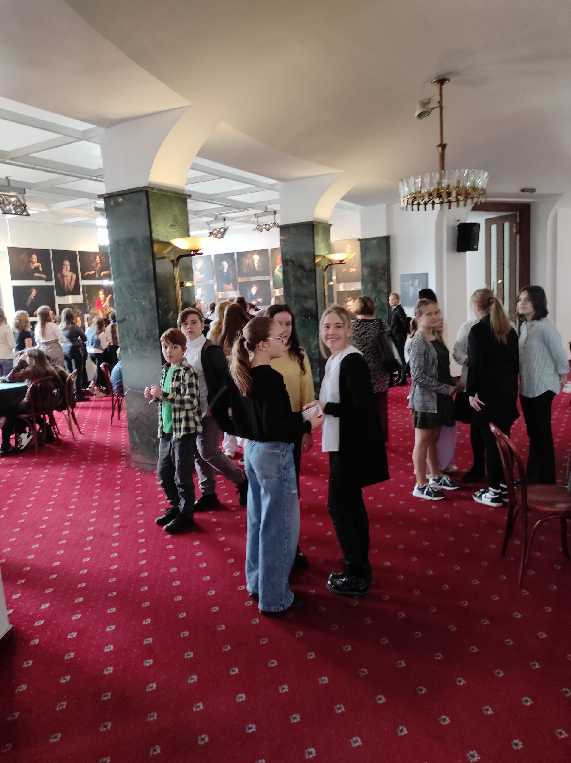 Uczniowie klas 6 w Teatrze Śląskim w Katowicach.