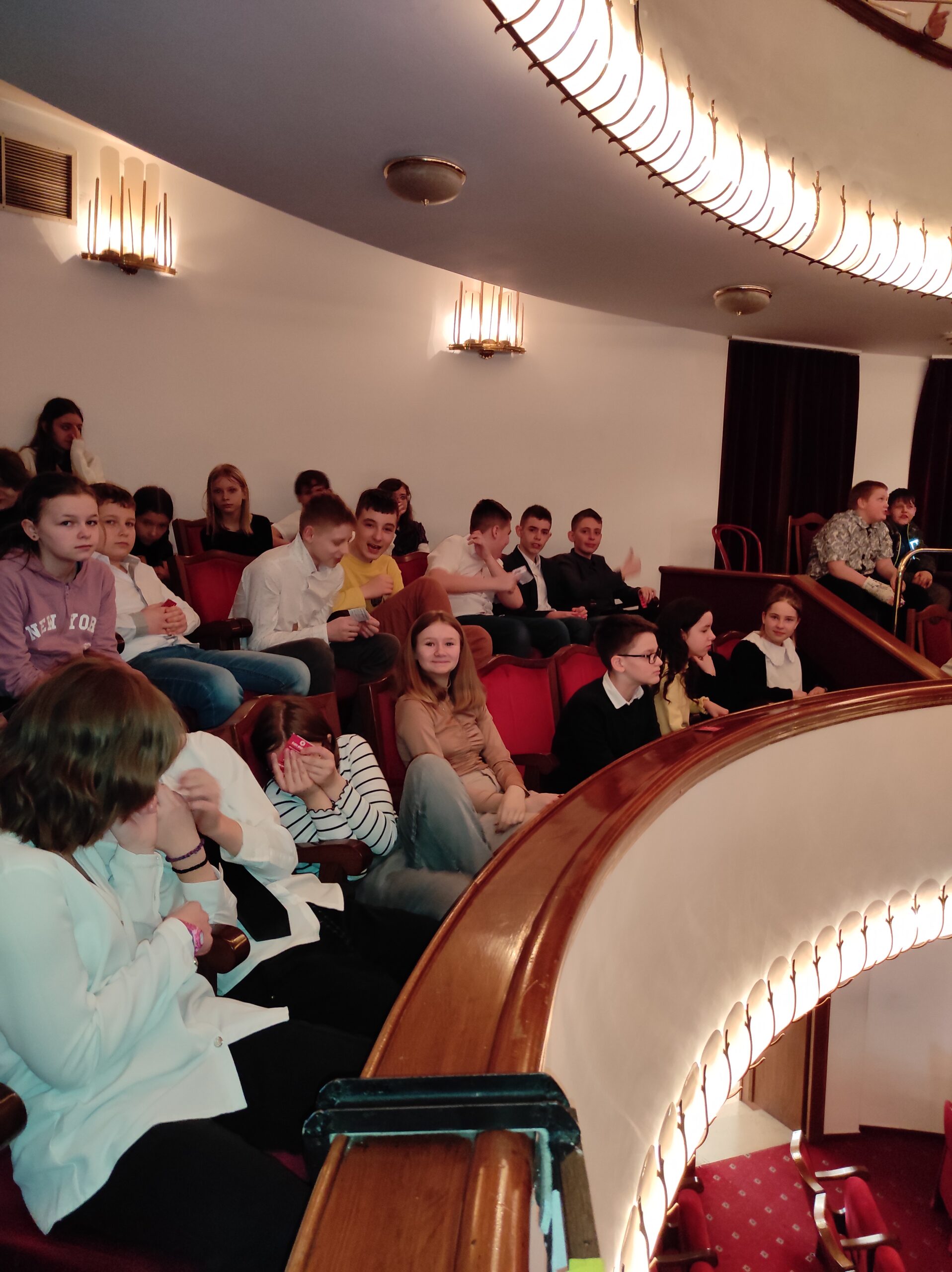 Uczniowie klas 6 w Teatrze Śląskim w Katowicach.