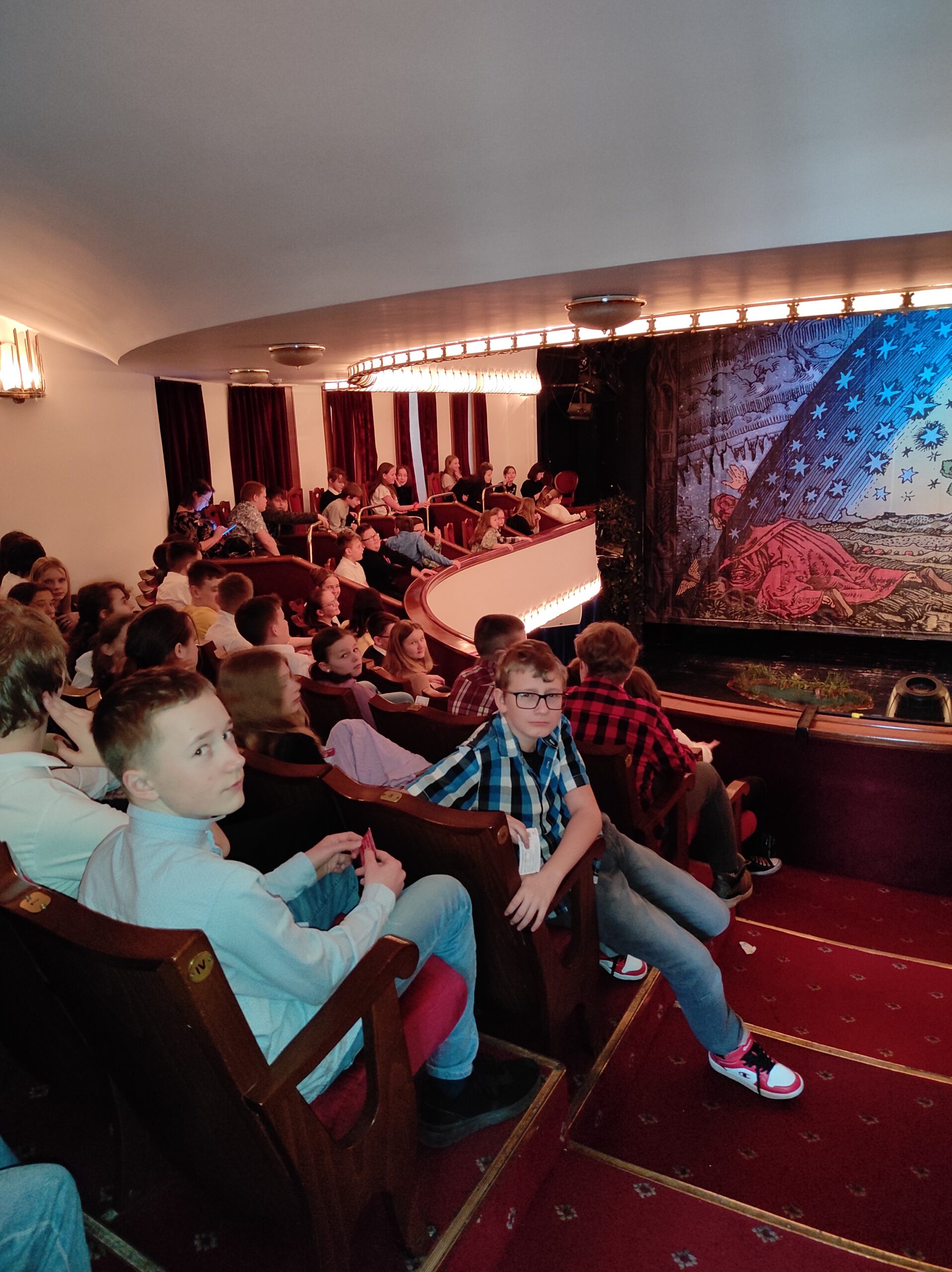 Uczniowie klas 6 w Teatrze Śląskim w Katowicach.