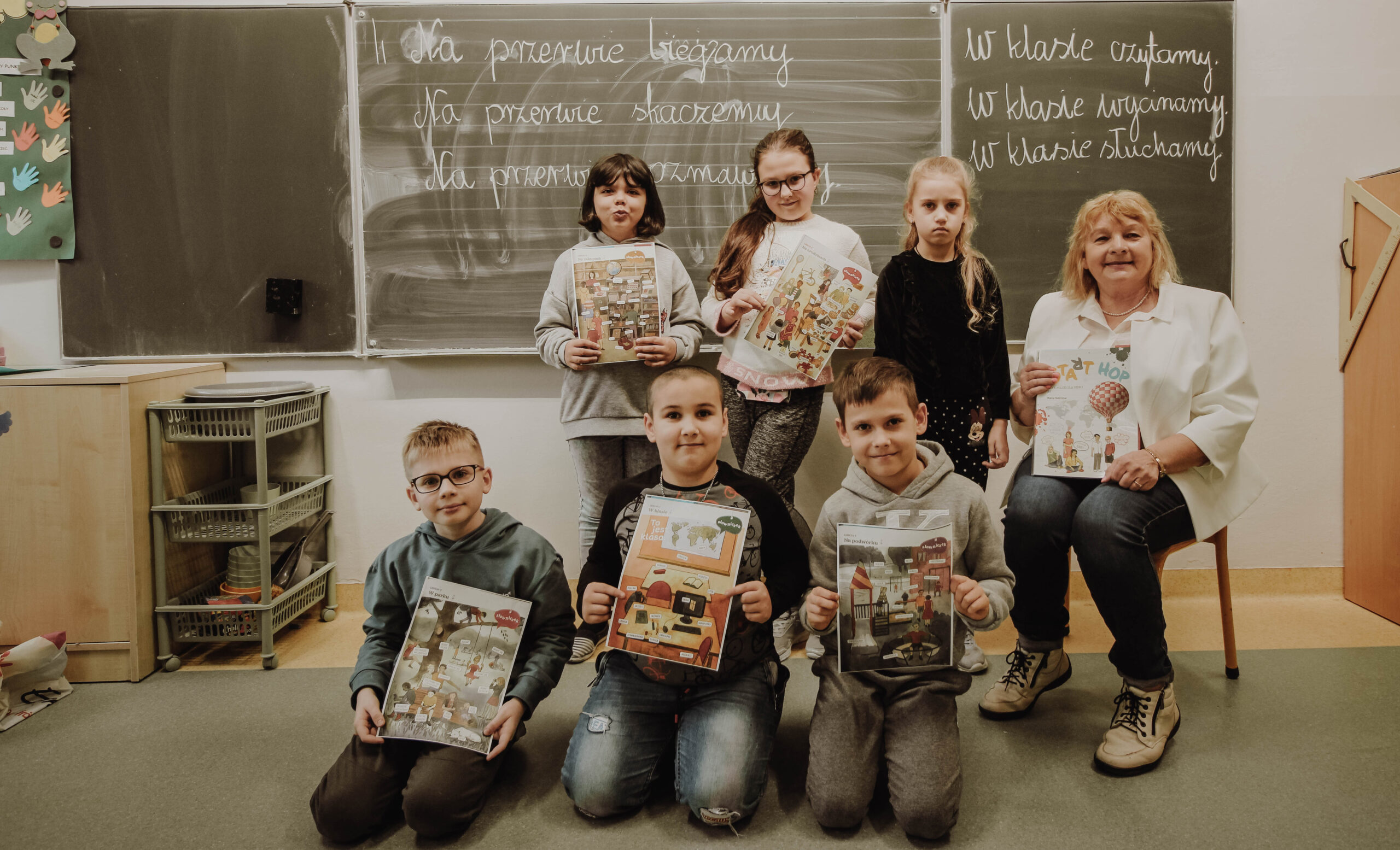 Uczniowie i uczennice z Ukrainy w czasie zajęć języka polskiego/ Учні та учениці з України під час занять з польської мови