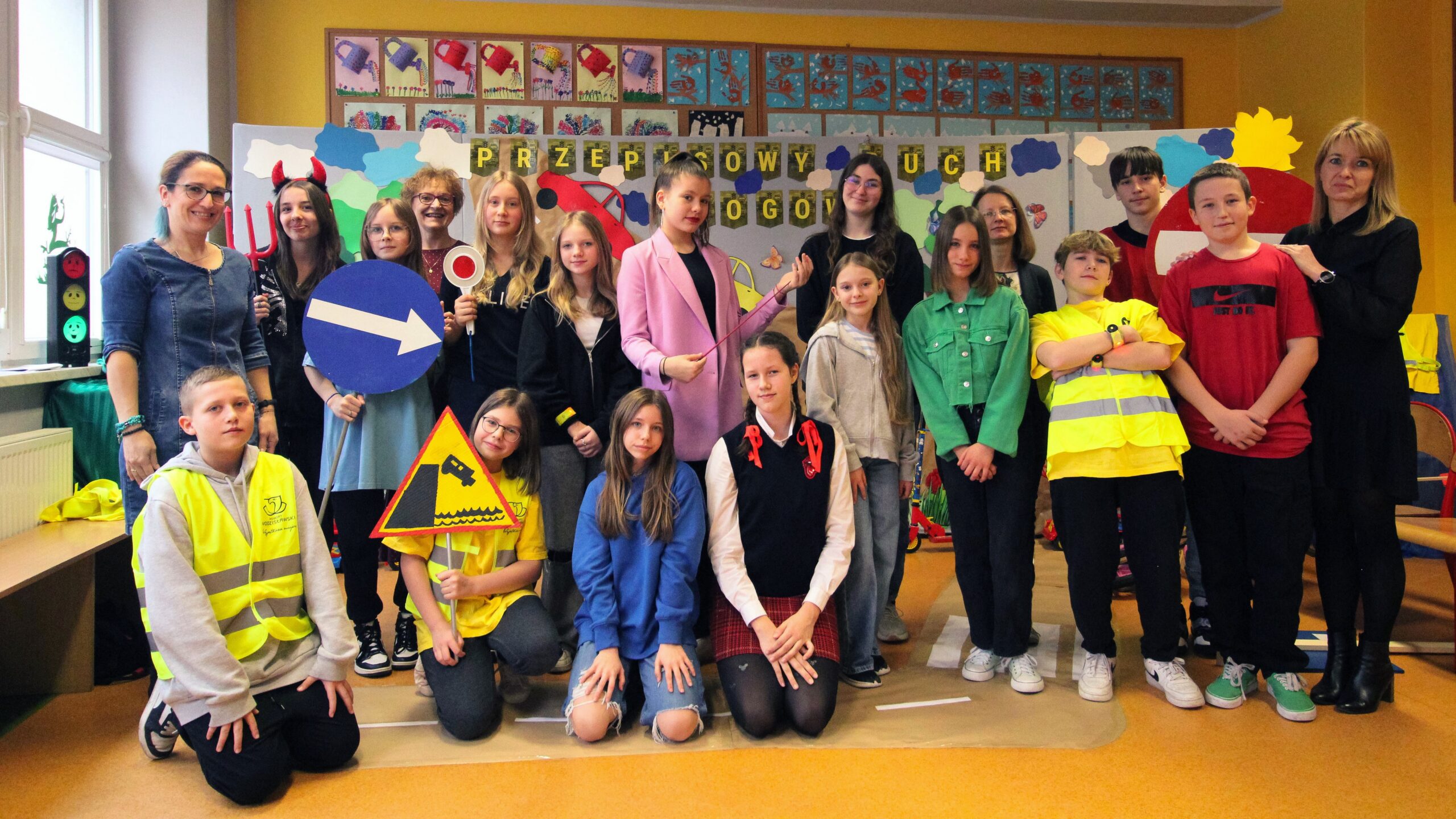 Dzieci i młodzież w czasie przedstawienia.