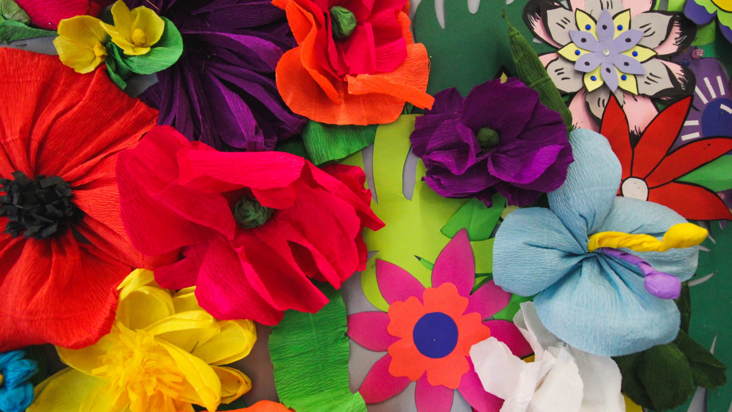 Dekoracja – papierowe kwiaty.