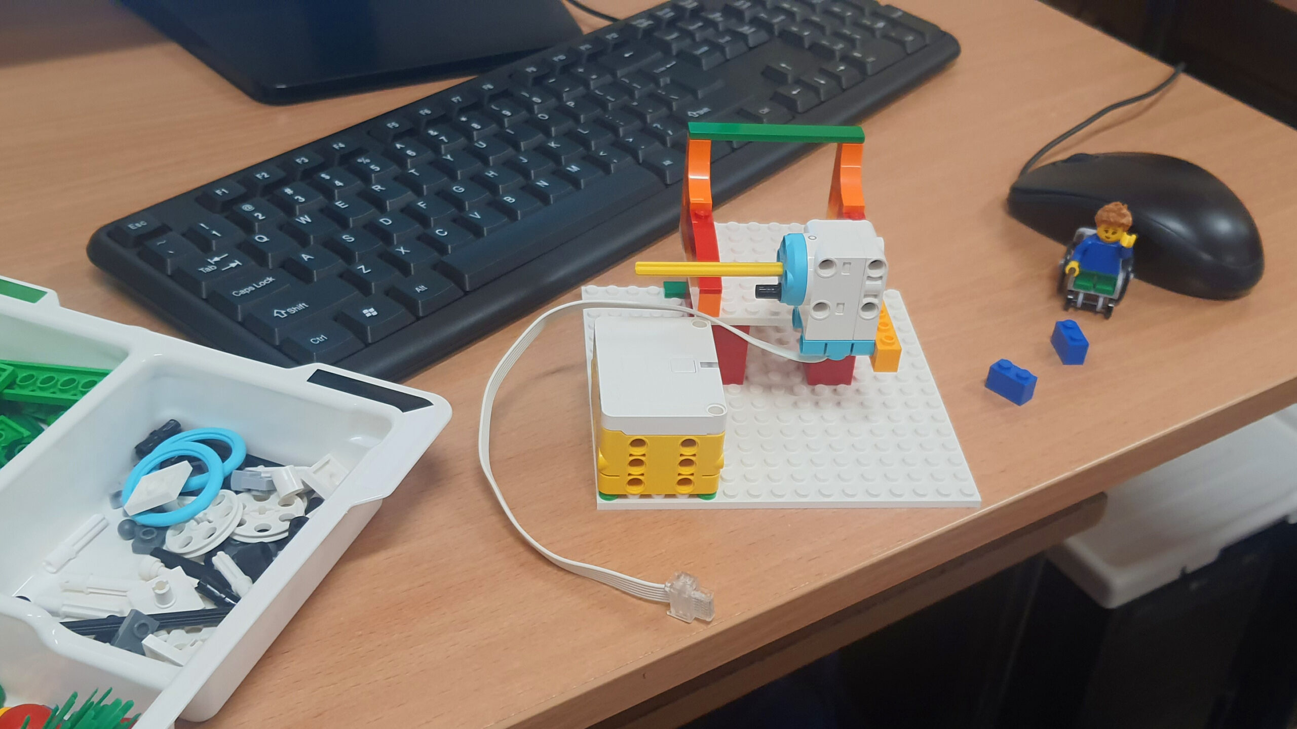 Zdjęcie główne: Elementy zestawu klocków LEGO.