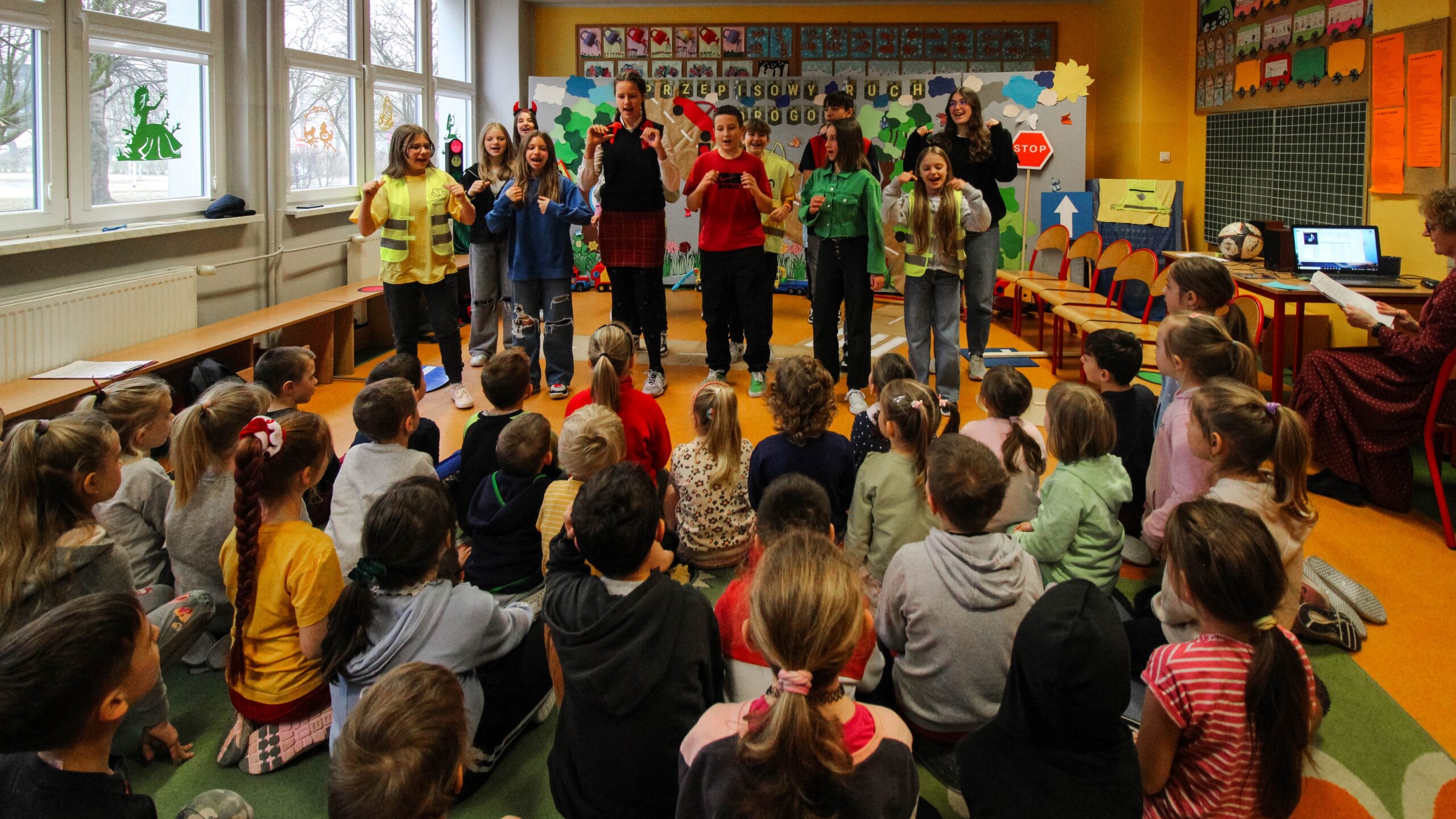 Przedstawienie edukacyjne „Przepisowy ruch drogowy”.