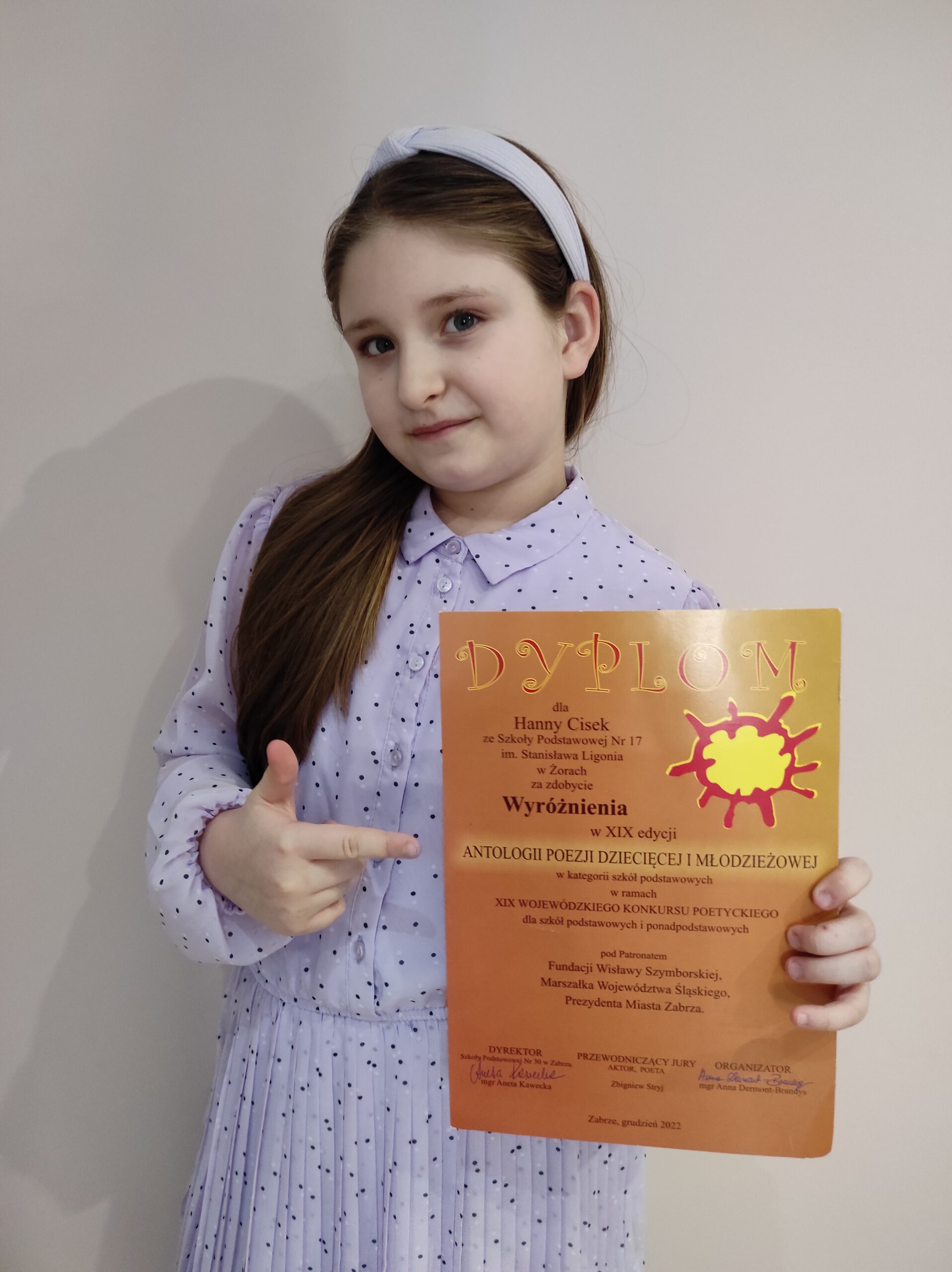 Uczennica naszej szkoły z dyplomem konkursu poetyckiego.