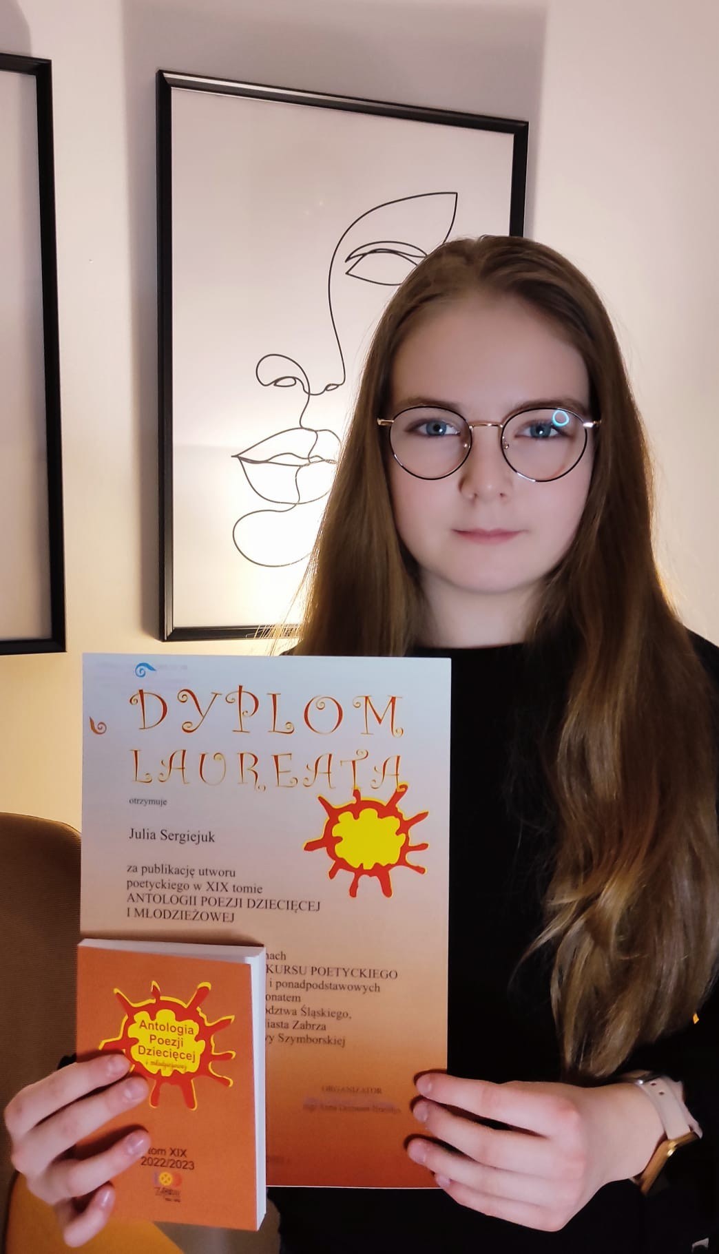 Uczennica naszej szkoły z dyplomem i tomikiem poezji konkursu poetyckiego.