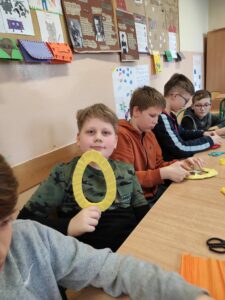 Uczniowie klasy 6 b przygotowują dekoracje świąteczne.