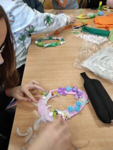 Uczniowie klasy 6 b przygotowują dekoracje świąteczne.