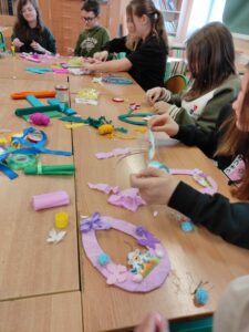 Uczniowie klasy 6 b przygotowują dekoracje świąteczne.