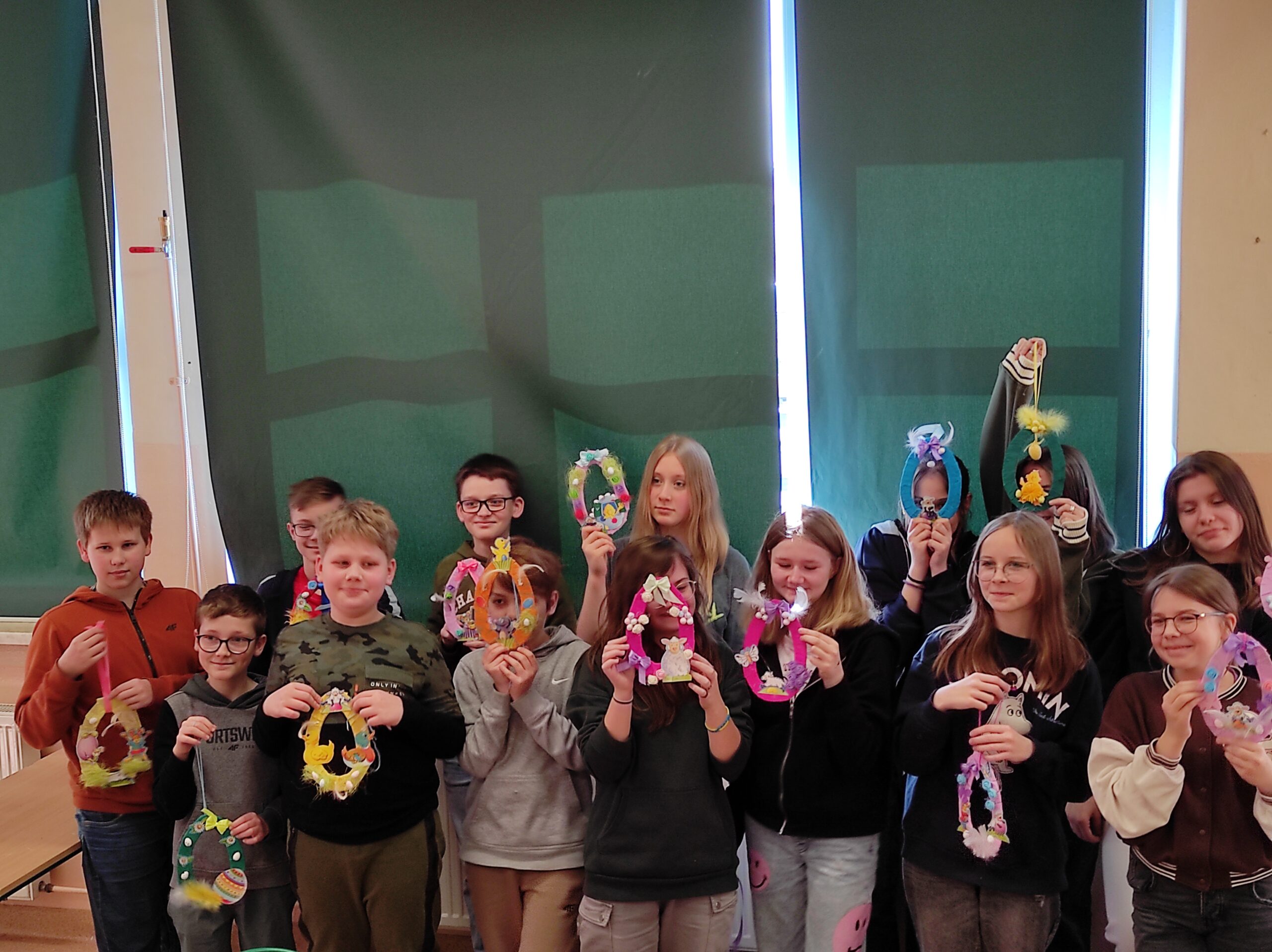 Uczniowie klasy 6 b przygotowują dekoracje świąteczne.