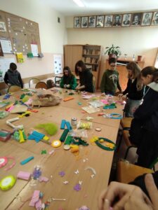 Uczniowie klasy 6 b przygotowują dekoracje świąteczne.