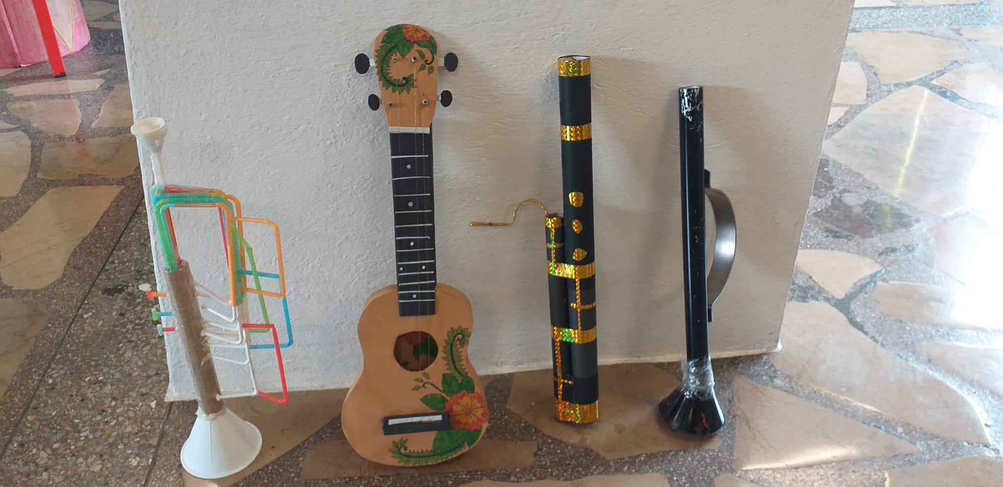 Wystawa instrumentów muzycznych wykonanych przez uczniów naszej szkoły.