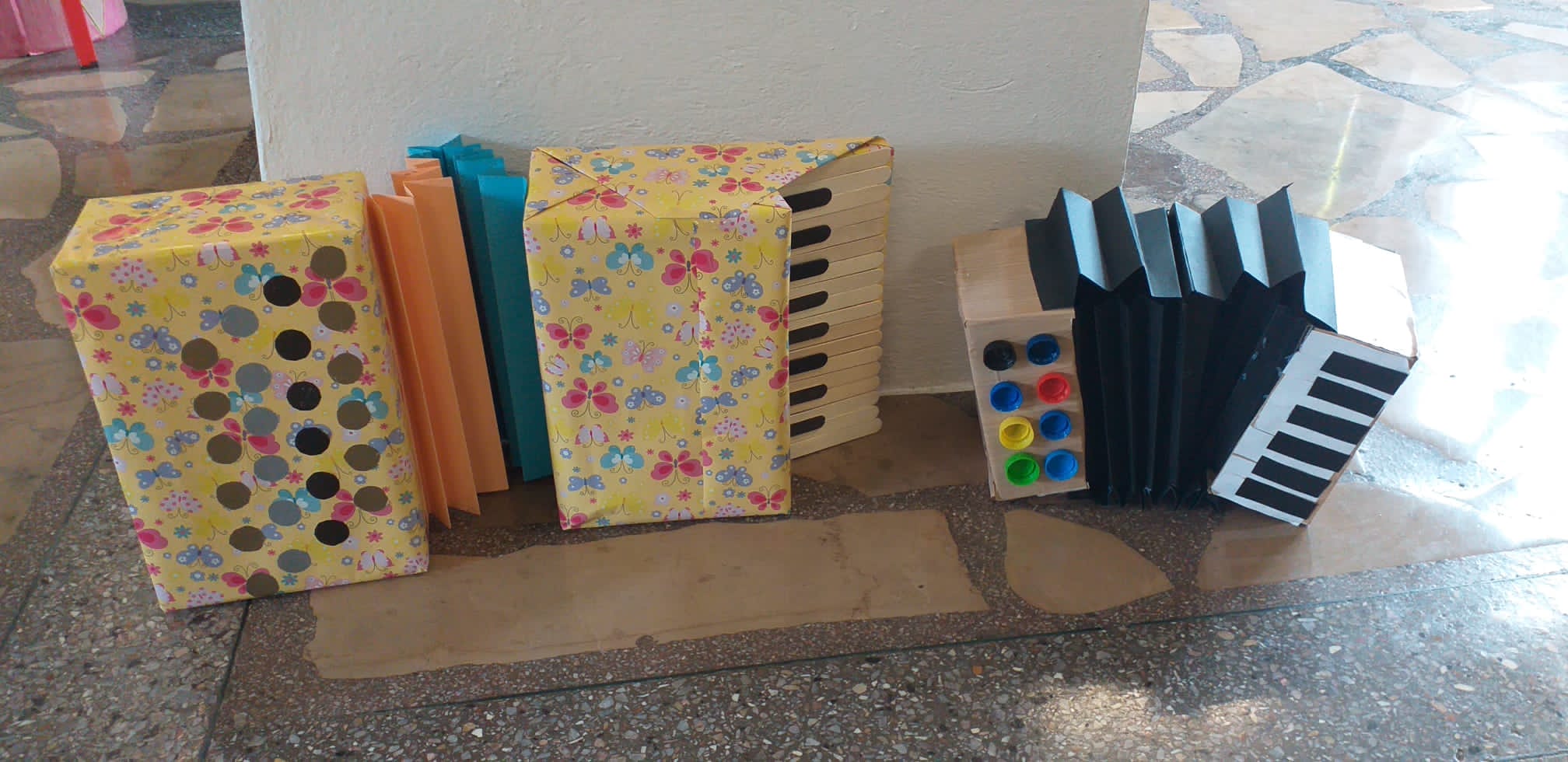 Wystawa instrumentów muzycznych wykonanych przez uczniów naszej szkoły.