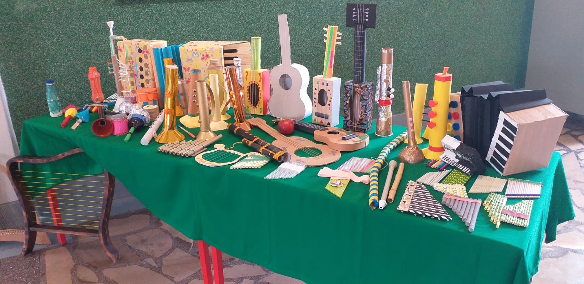 Wystawa instrumentów muzycznych wykonanych przez uczniów naszej szkoły.