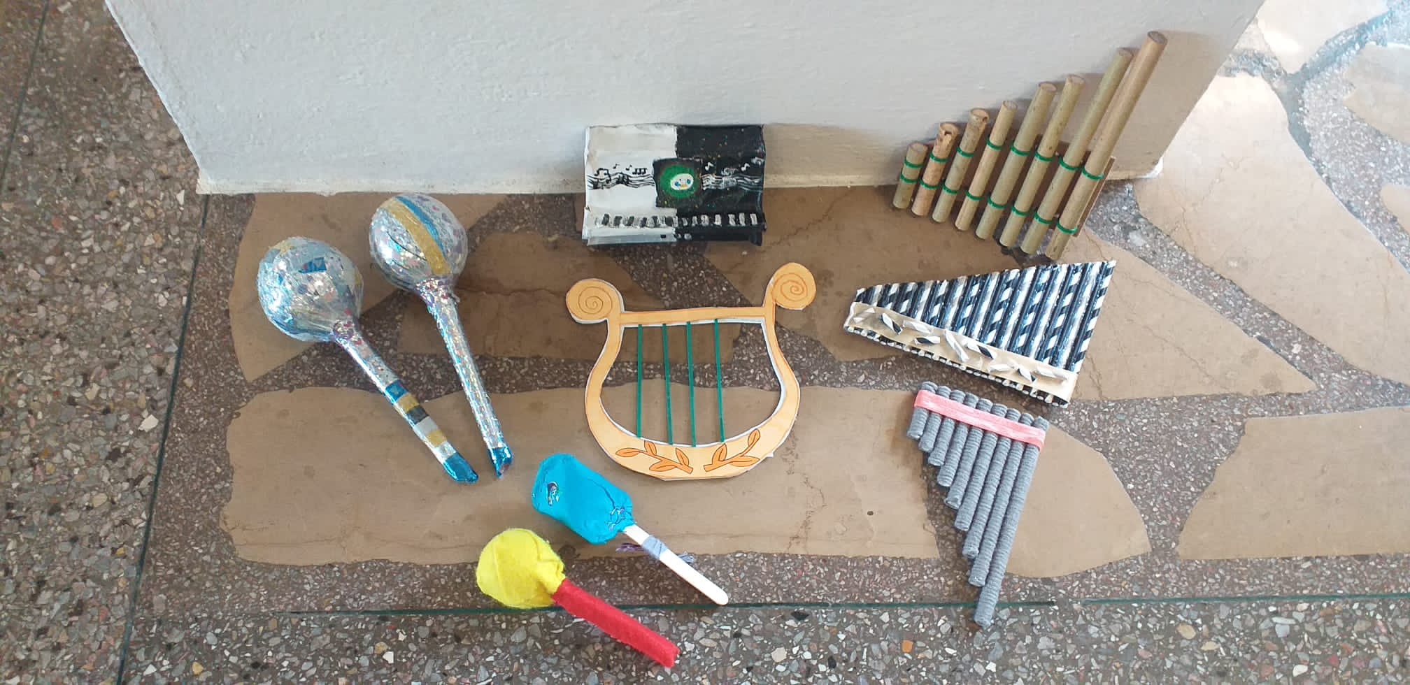 Wystawa instrumentów muzycznych wykonanych przez uczniów naszej szkoły.