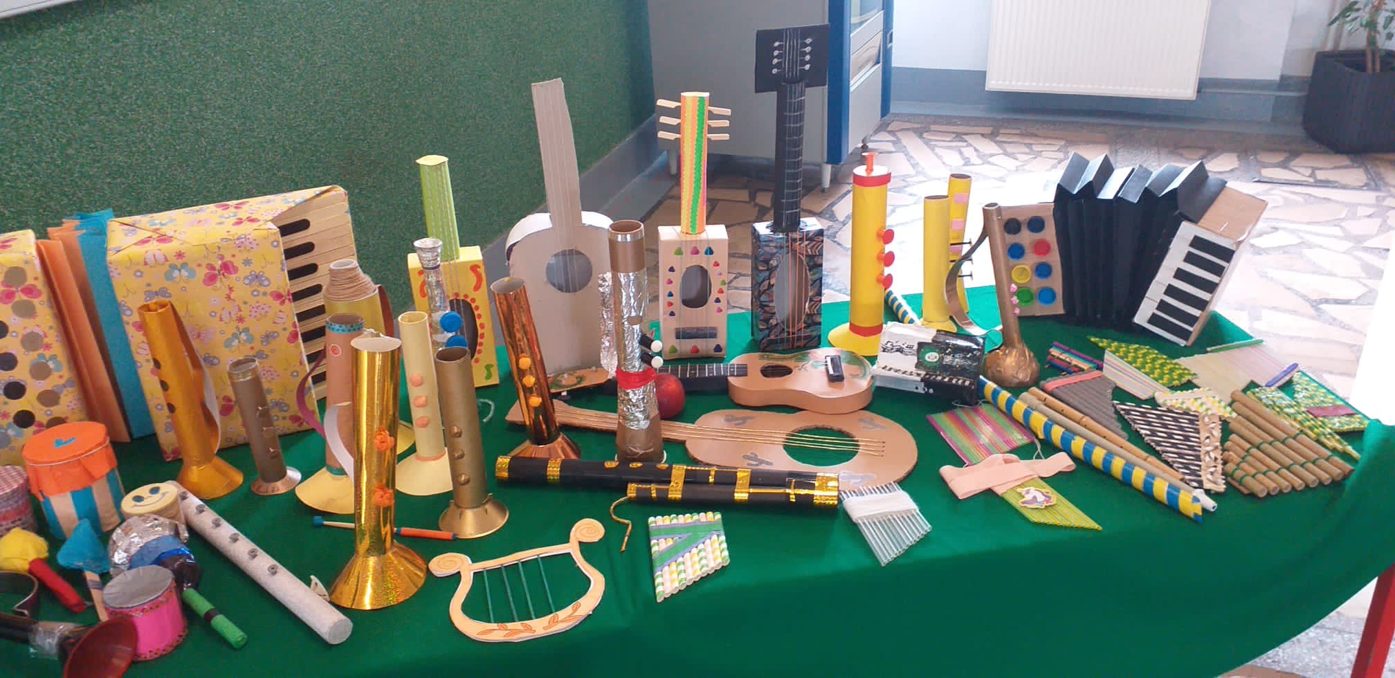 Wystawa instrumentów muzycznych wykonanych przez uczniów naszej szkoły.