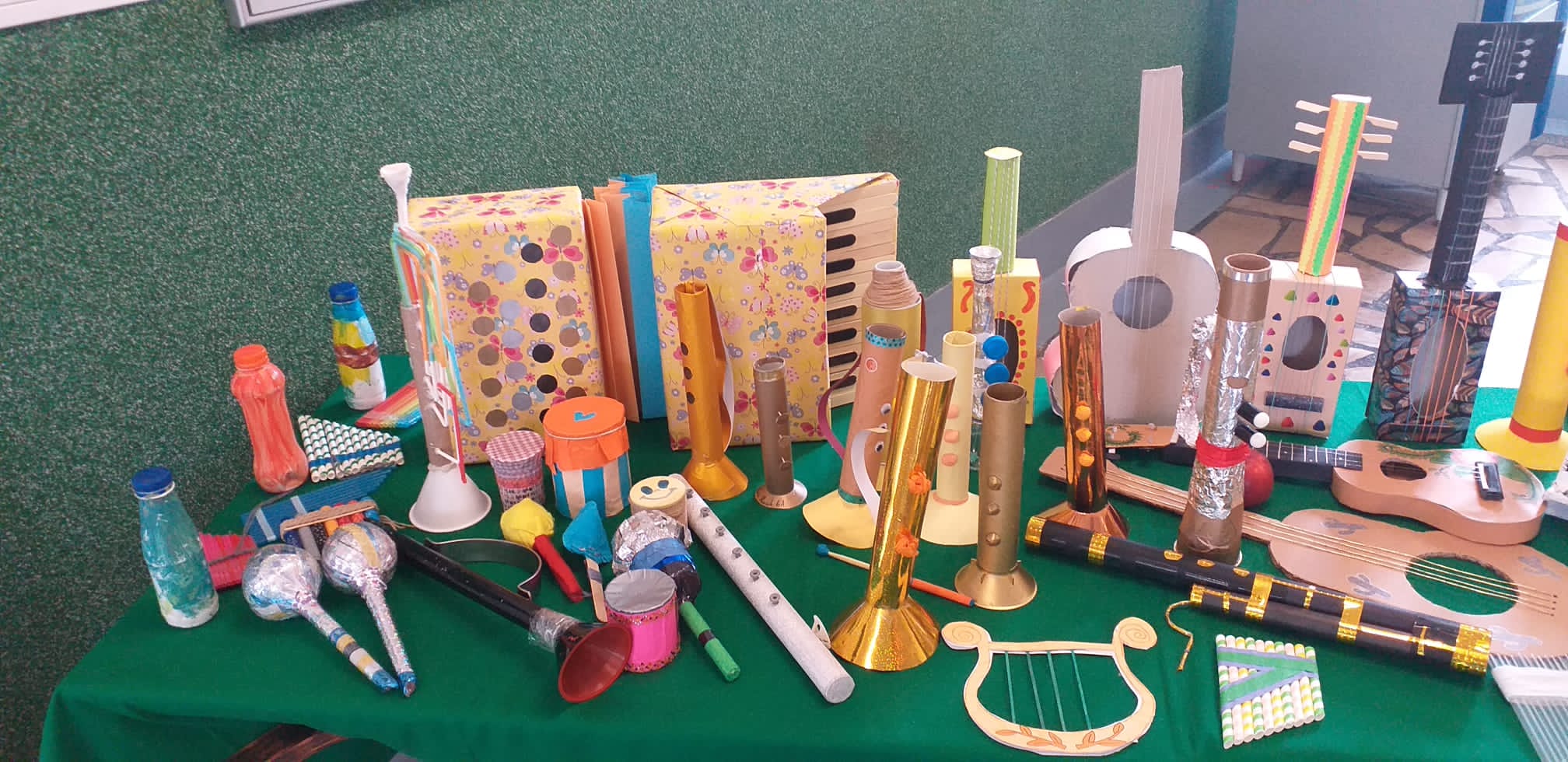 Wystawa instrumentów muzycznych wykonanych przez uczniów naszej szkoły.