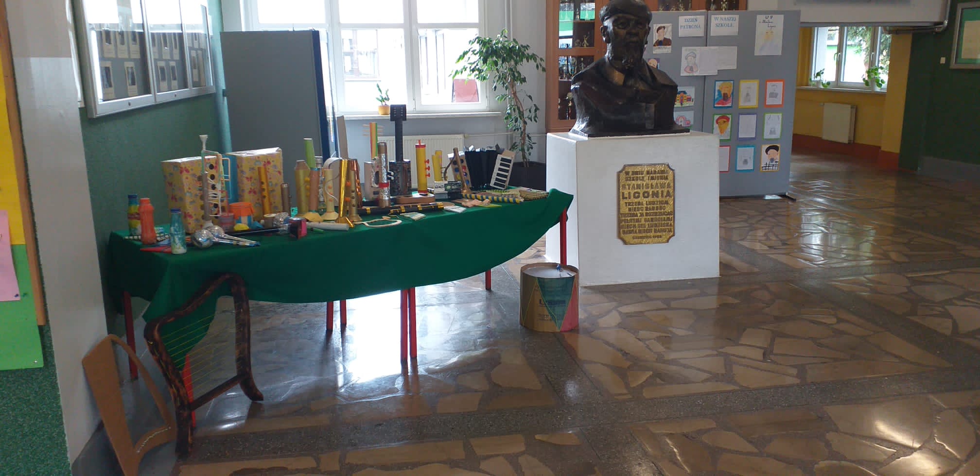 Wystawa instrumentów muzycznych wykonanych przez uczniów naszej szkoły.