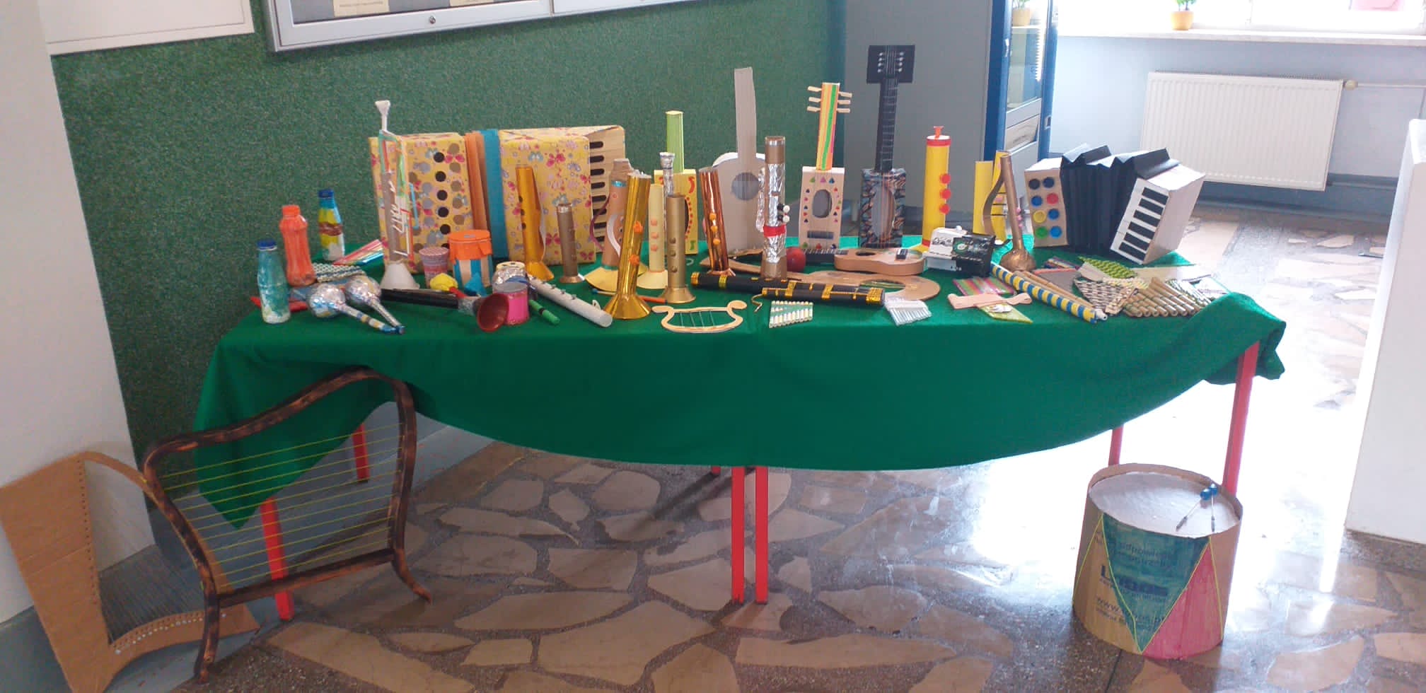 Wystawa instrumentów muzycznych wykonanych przez uczniów naszej szkoły.