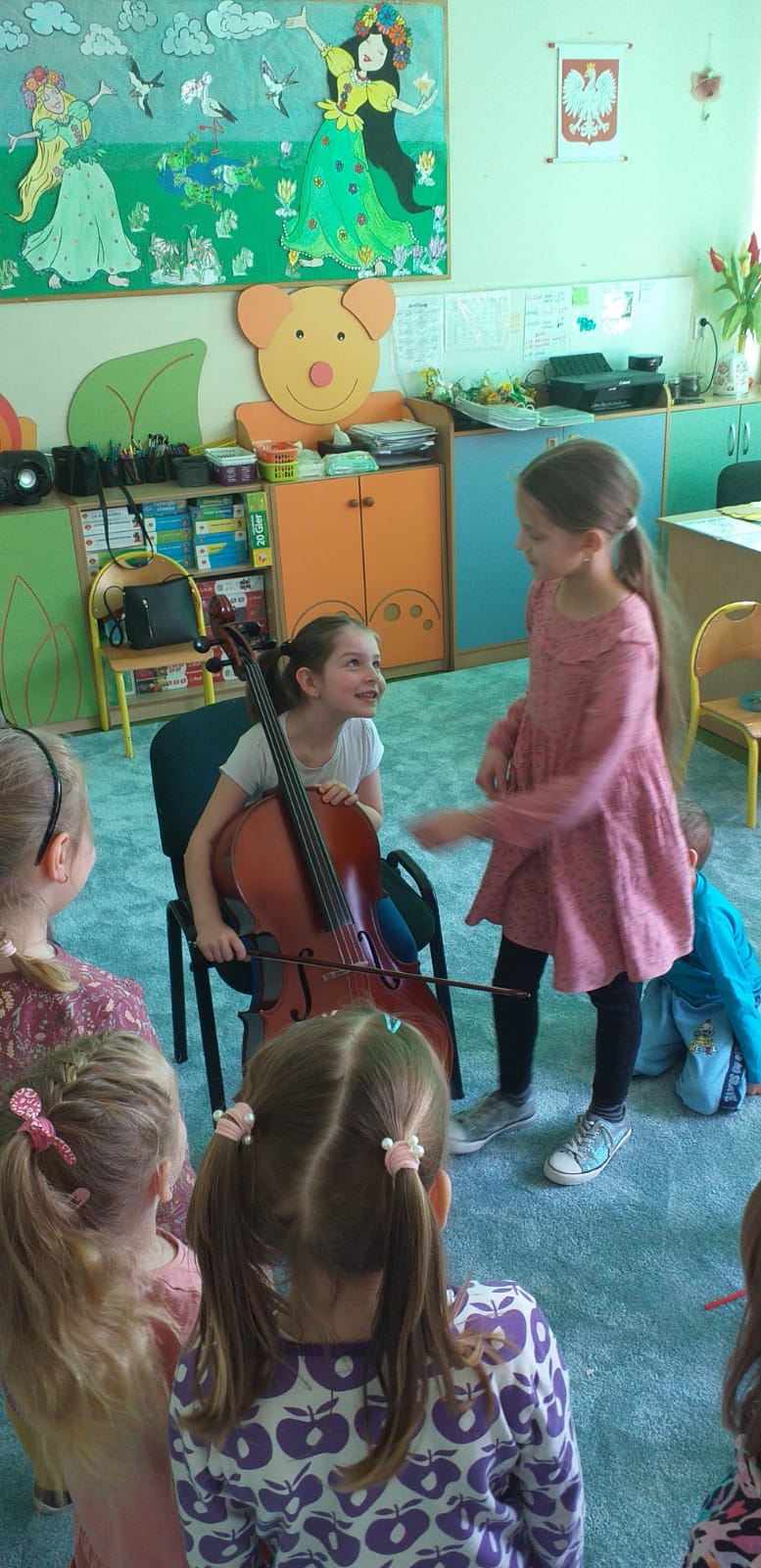 Dzieci podczas audycji umuzykalniającej.