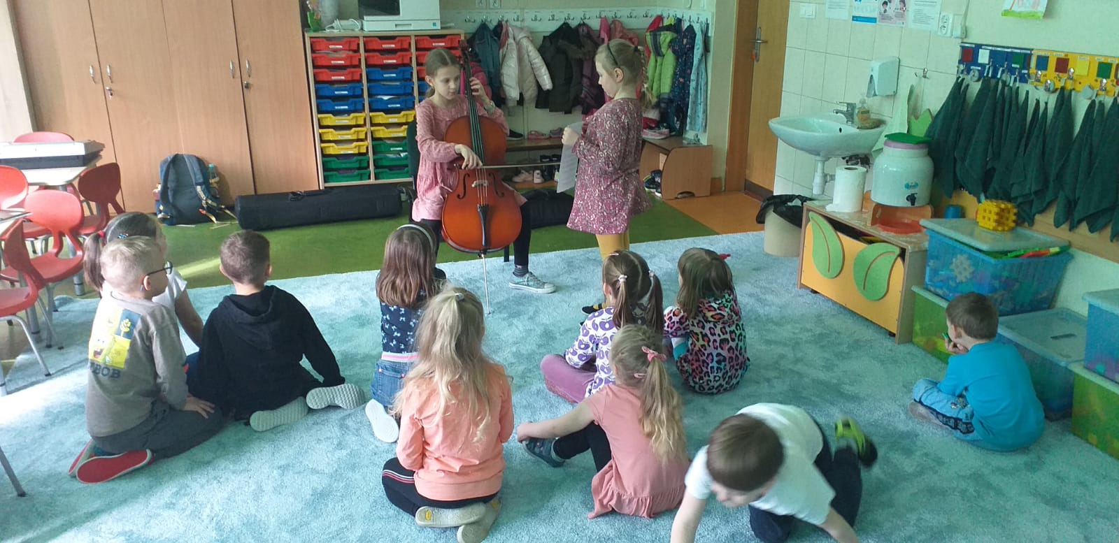 Dzieci podczas audycji umuzykalniającej.