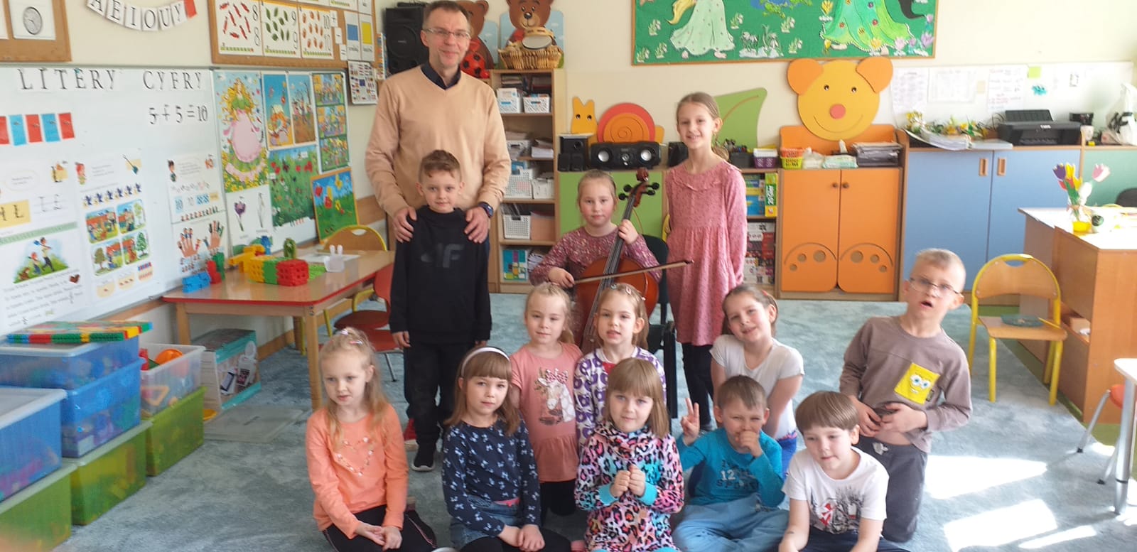 Dzieci podczas audycji umuzykalniającej.