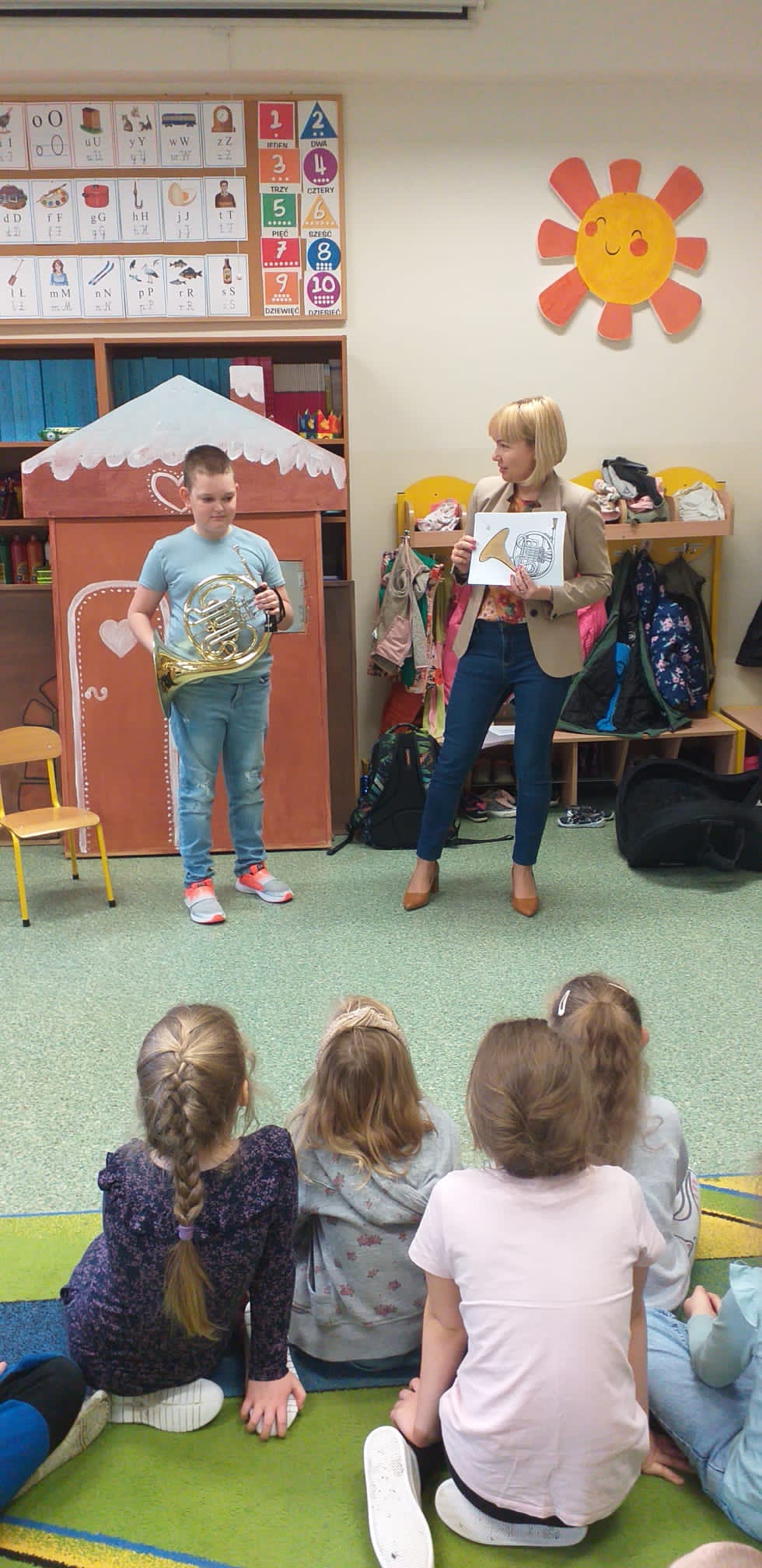 Dzieci podczas audycji umuzykalniającej.