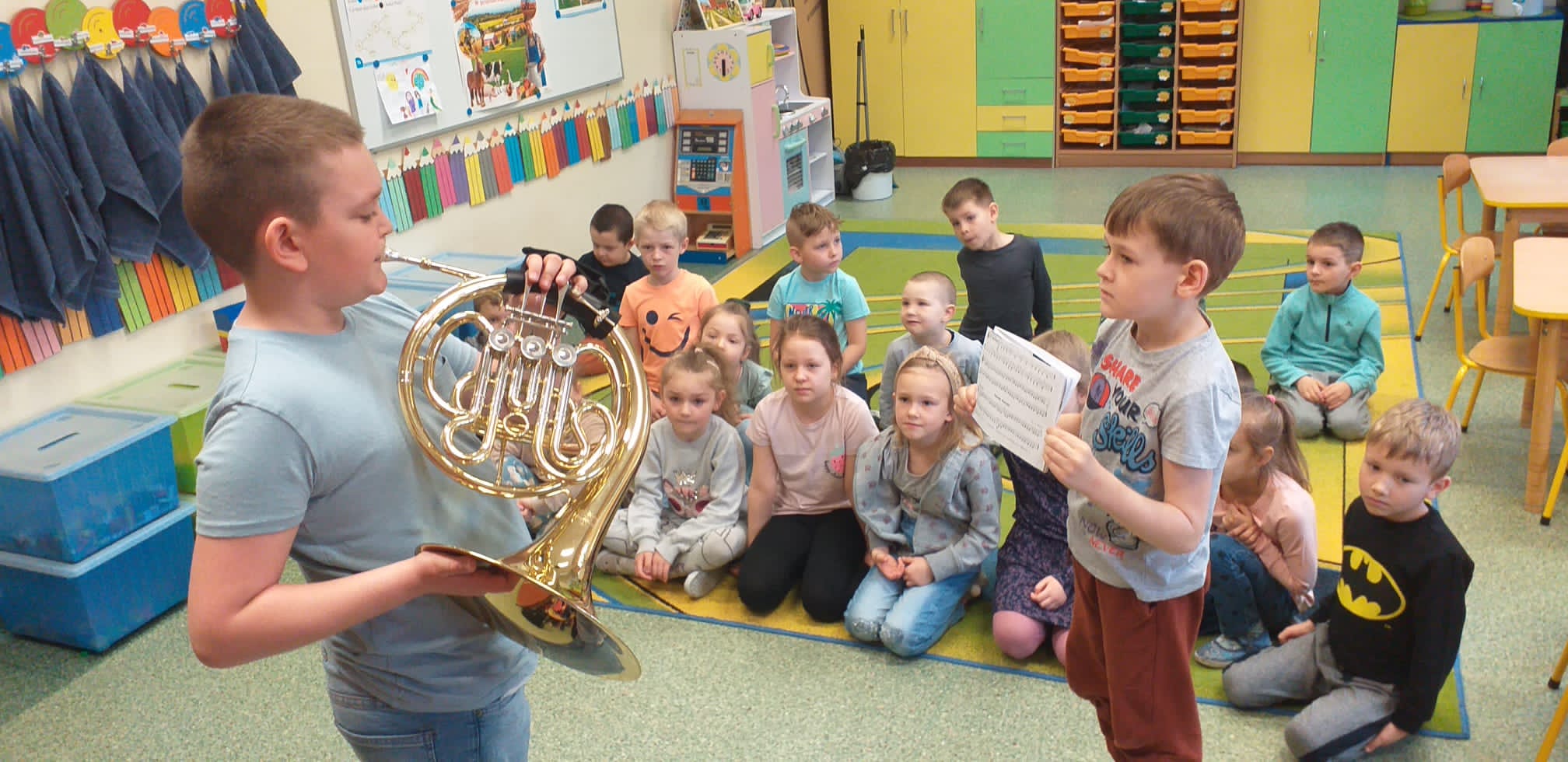 Dzieci podczas audycji umuzykalniającej.