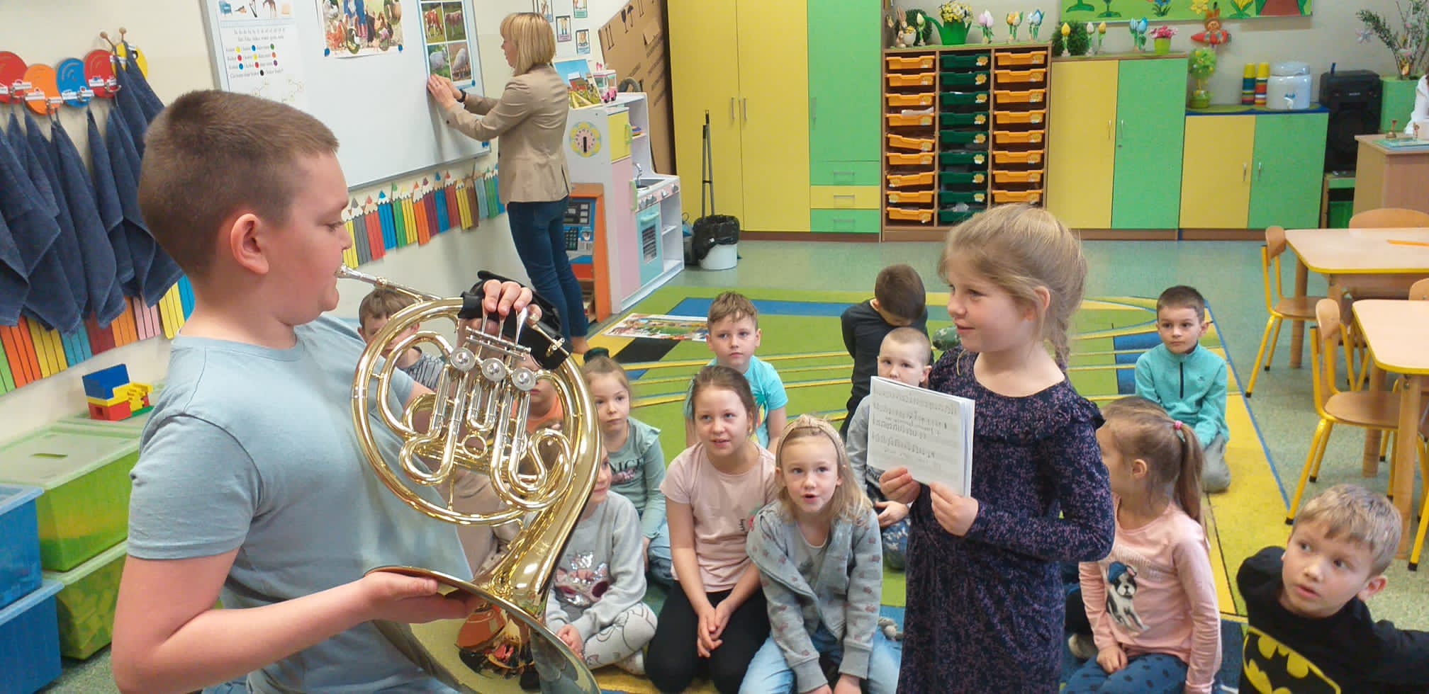 Dzieci podczas audycji umuzykalniającej.