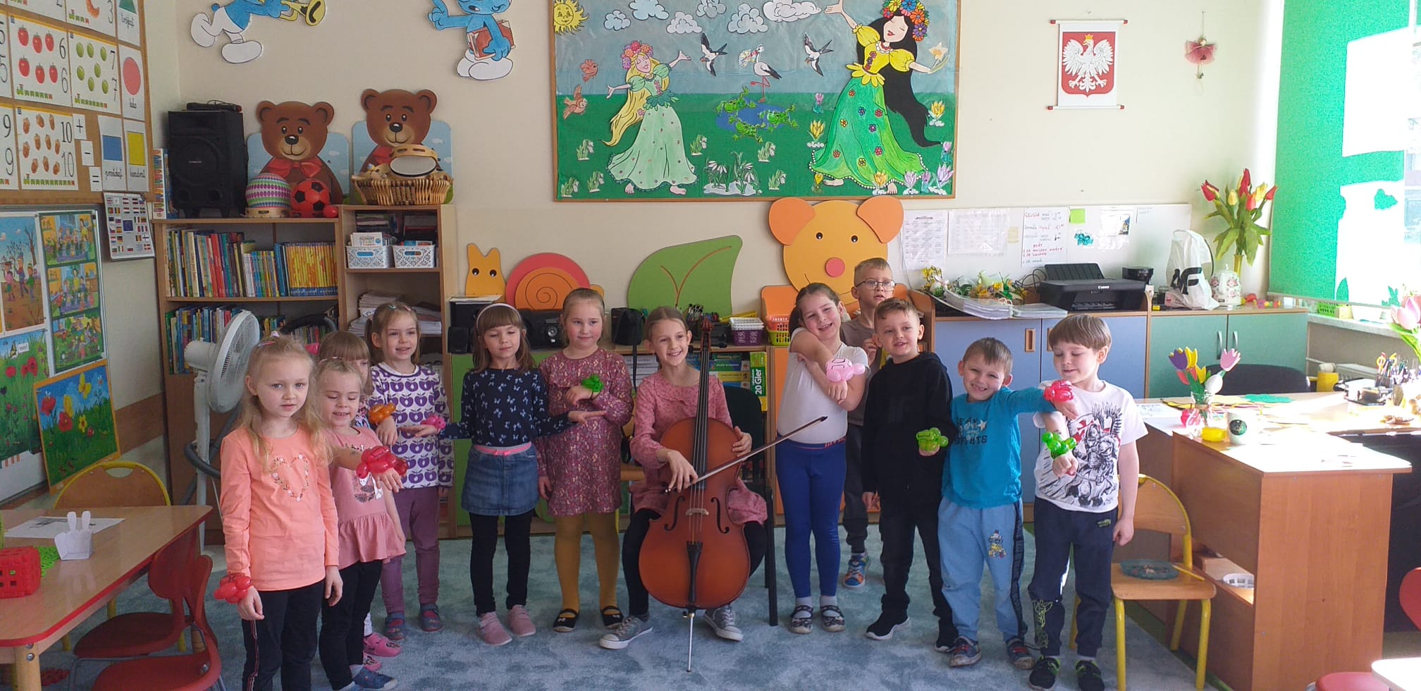 Dzieci podczas audycji umuzykalniającej.