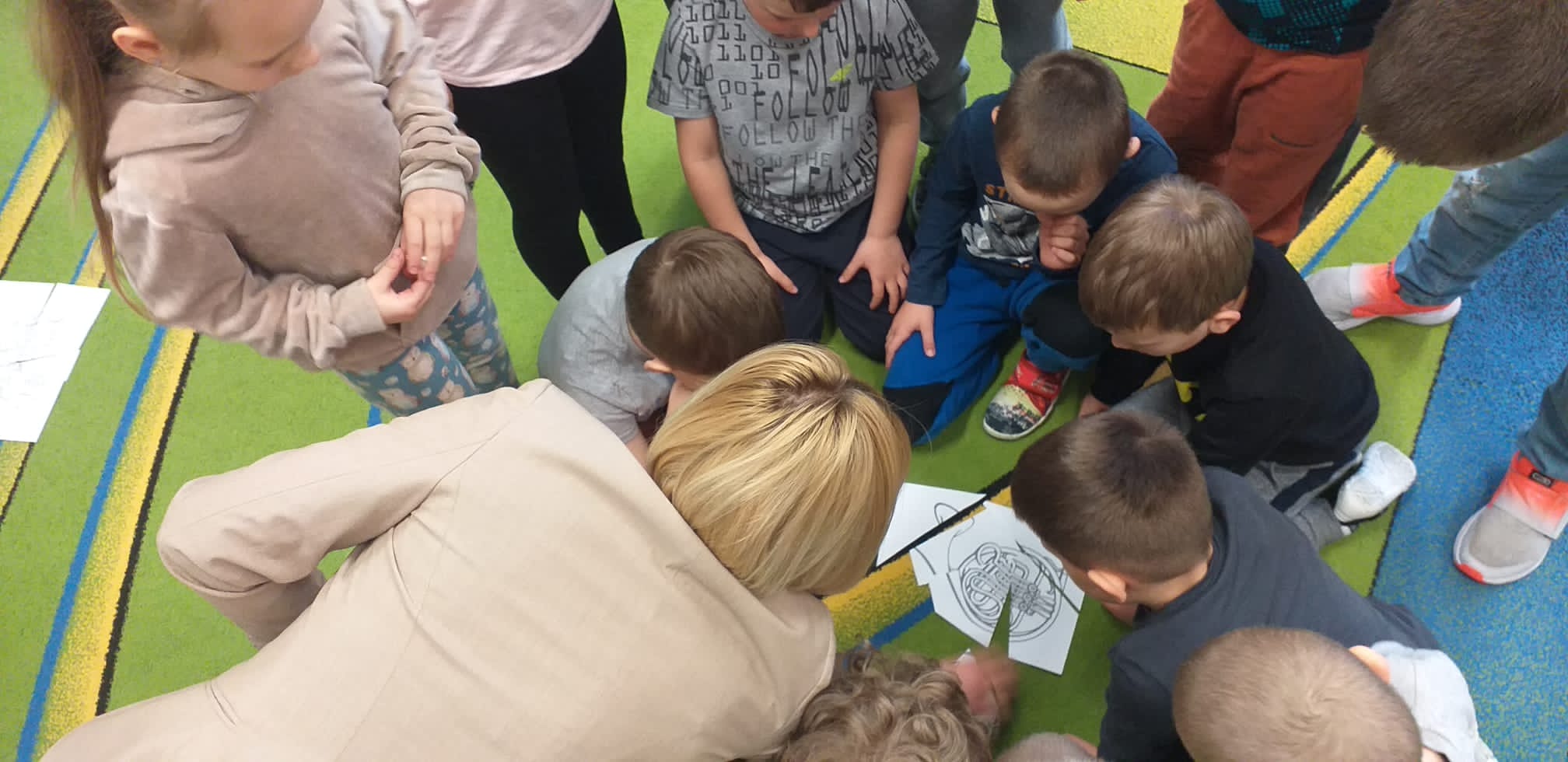 Dzieci podczas audycji umuzykalniającej.