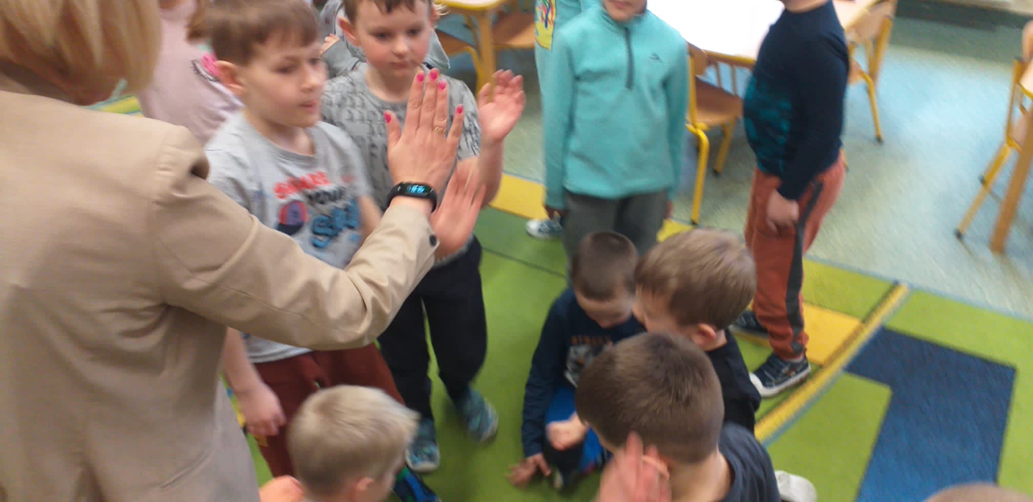 Dzieci podczas audycji umuzykalniającej.