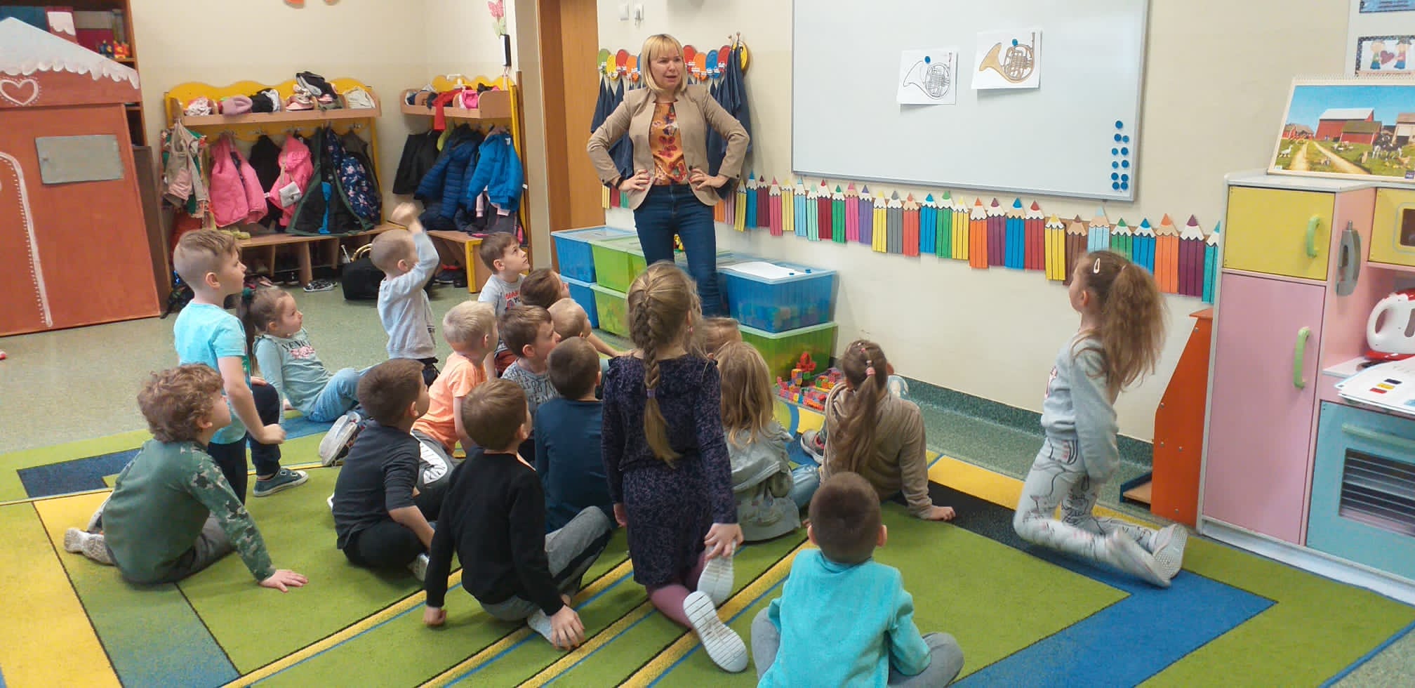 Dzieci podczas audycji umuzykalniającej.