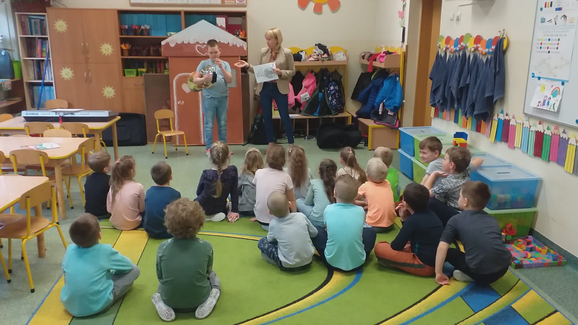 Dzieci podczas audycji umuzykalniającej.