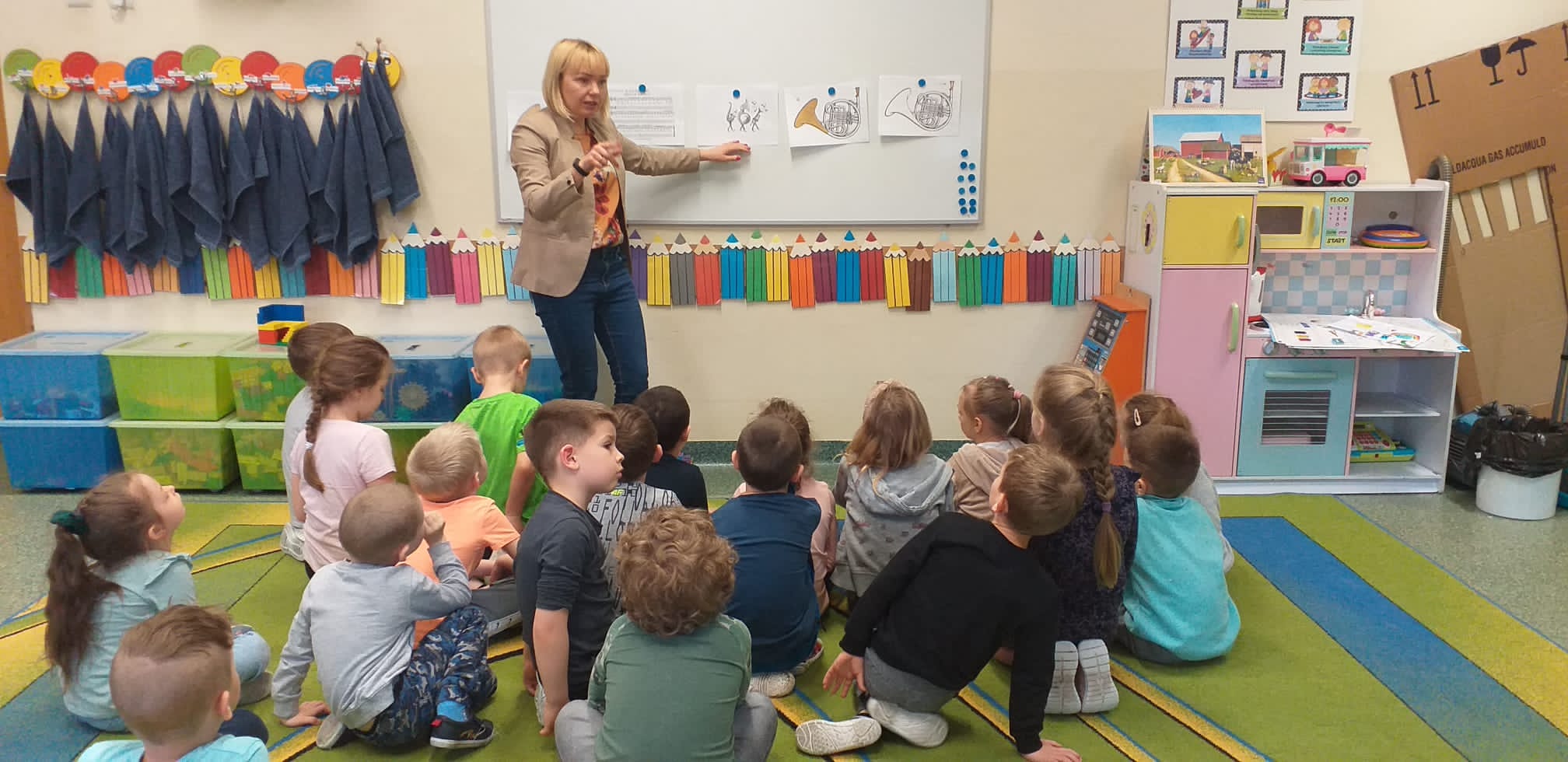 Dzieci podczas audycji umuzykalniającej.