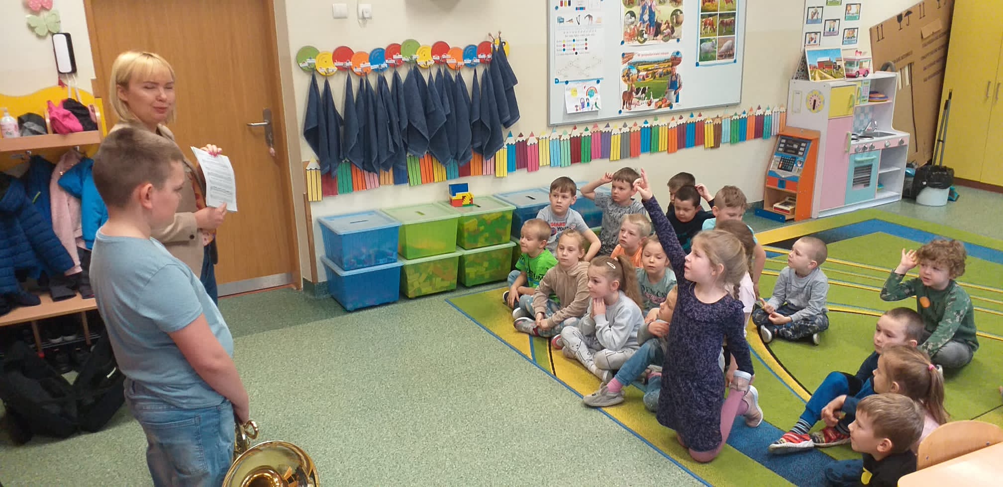 Dzieci podczas audycji umuzykalniającej.