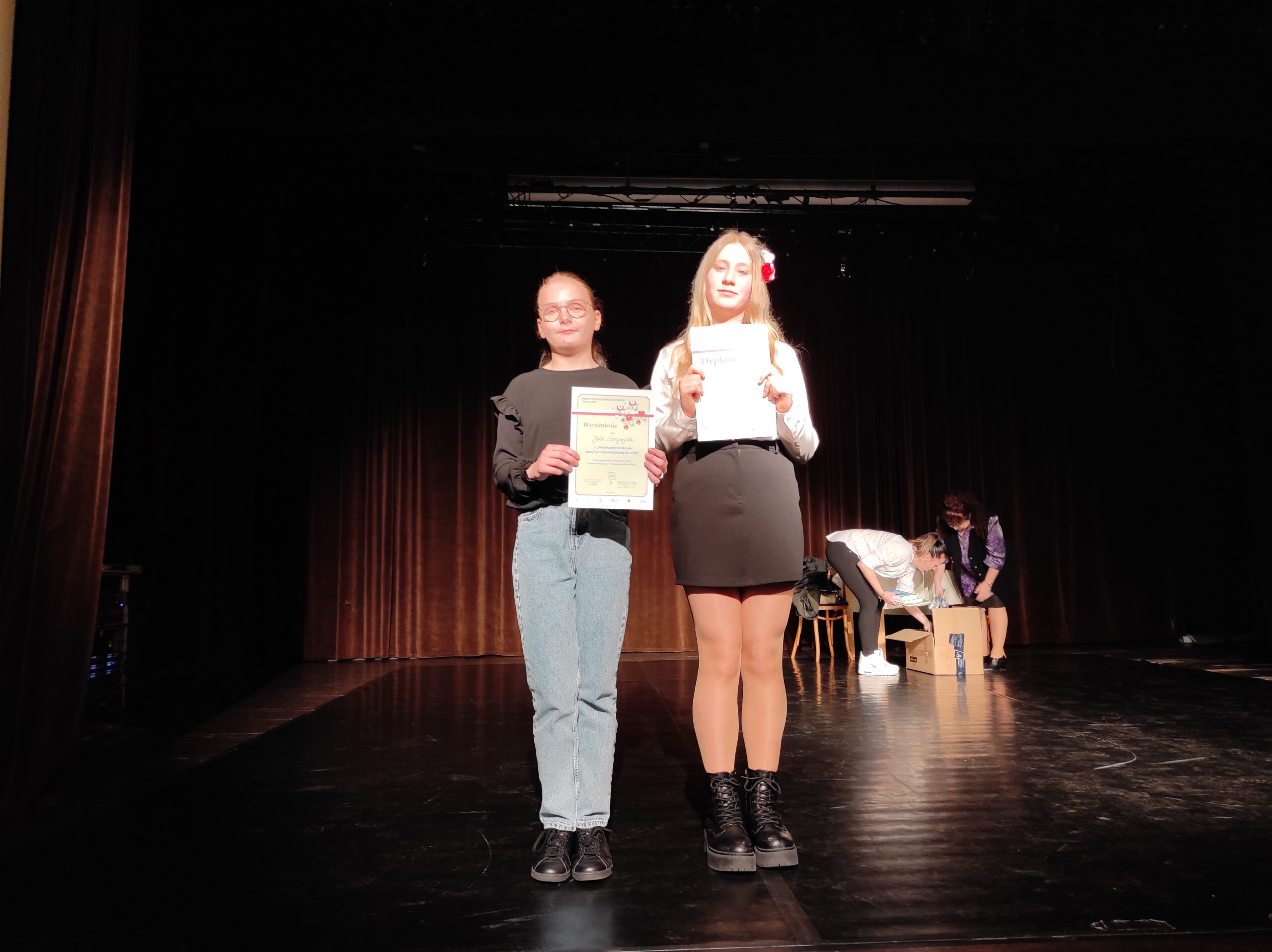 Uczennice klasy 6b na Powiatowym konkursie poezji i prozy patriotycznej dla szkół”