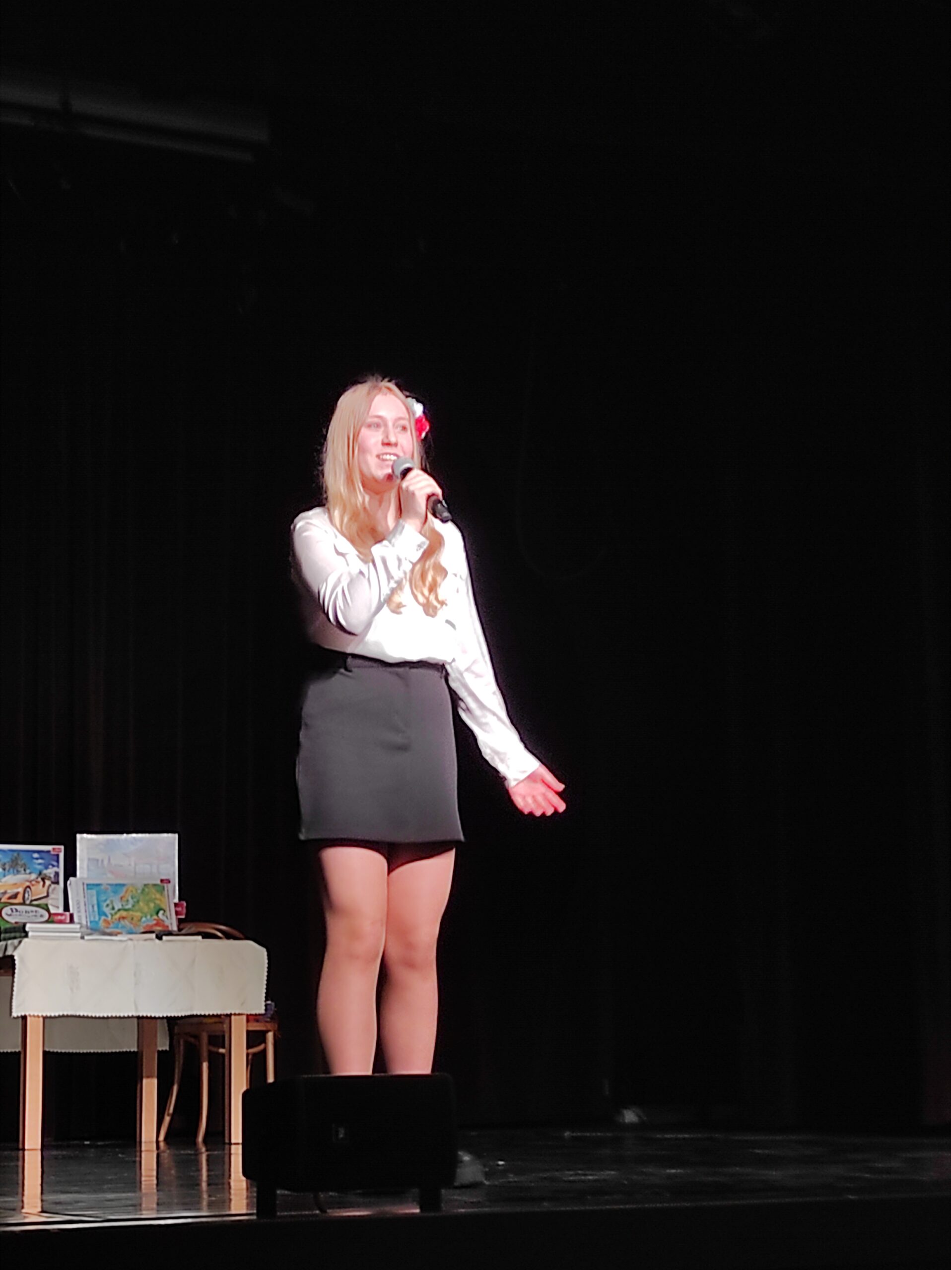 Martyna Znajszły na Powiatowym konkursie poezji i prozy patriotycznej dla szkół”