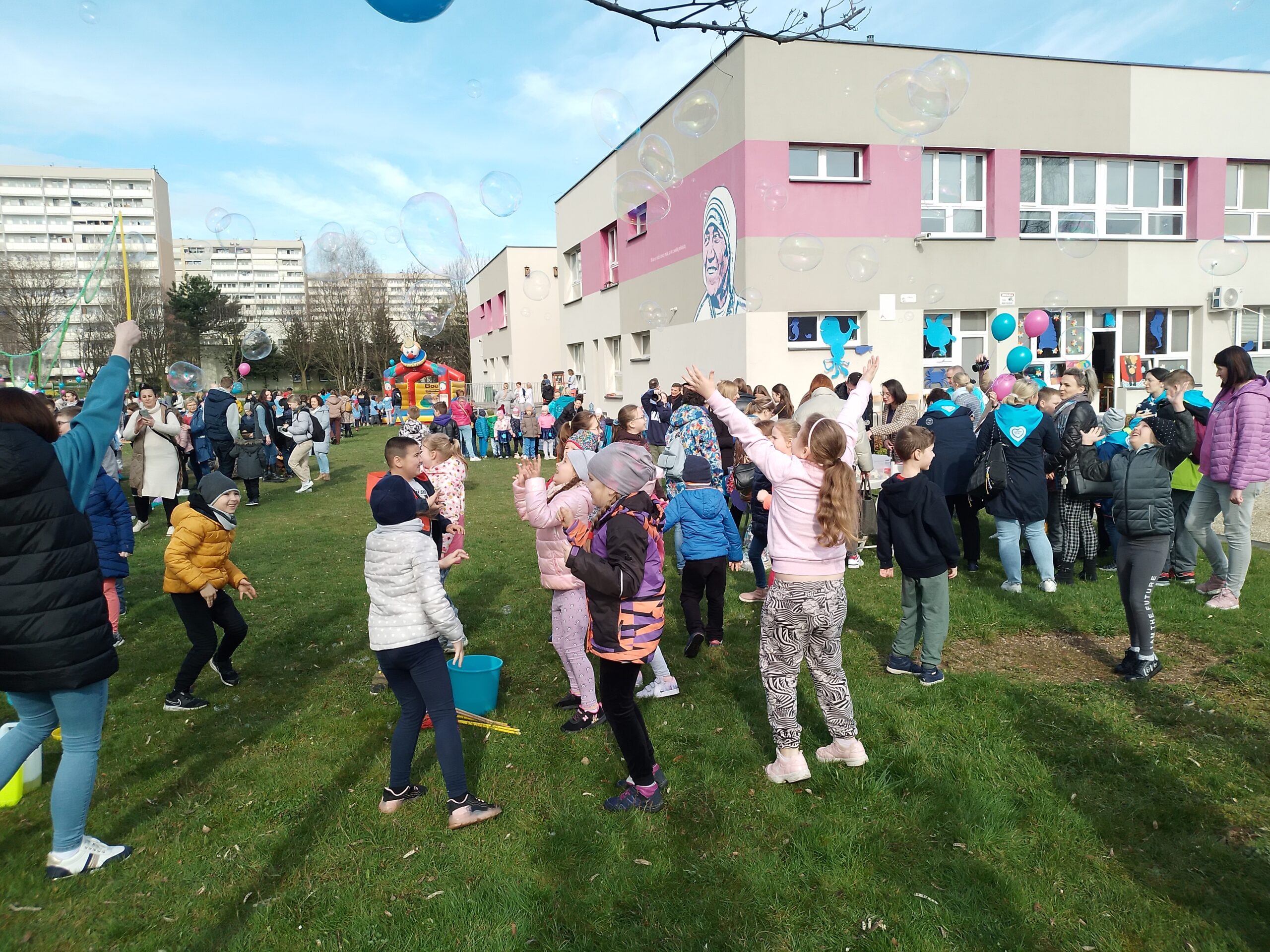  Uczniowie klasy 1a podczas akcji „Wiosna z autyzmem na Ty”