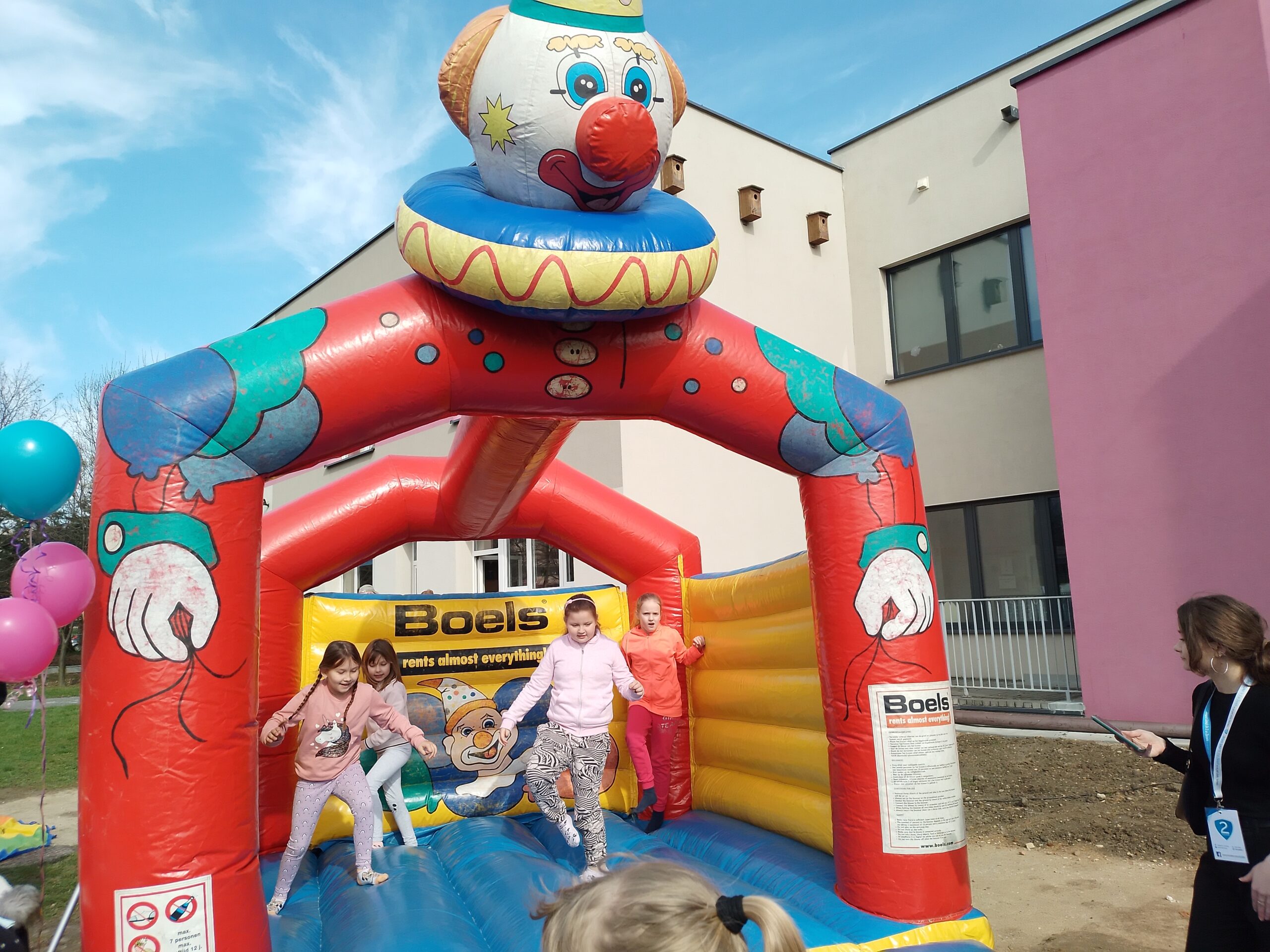 Uczniowie klasy 1a podczas akcji „Wiosna z autyzmem na Ty”