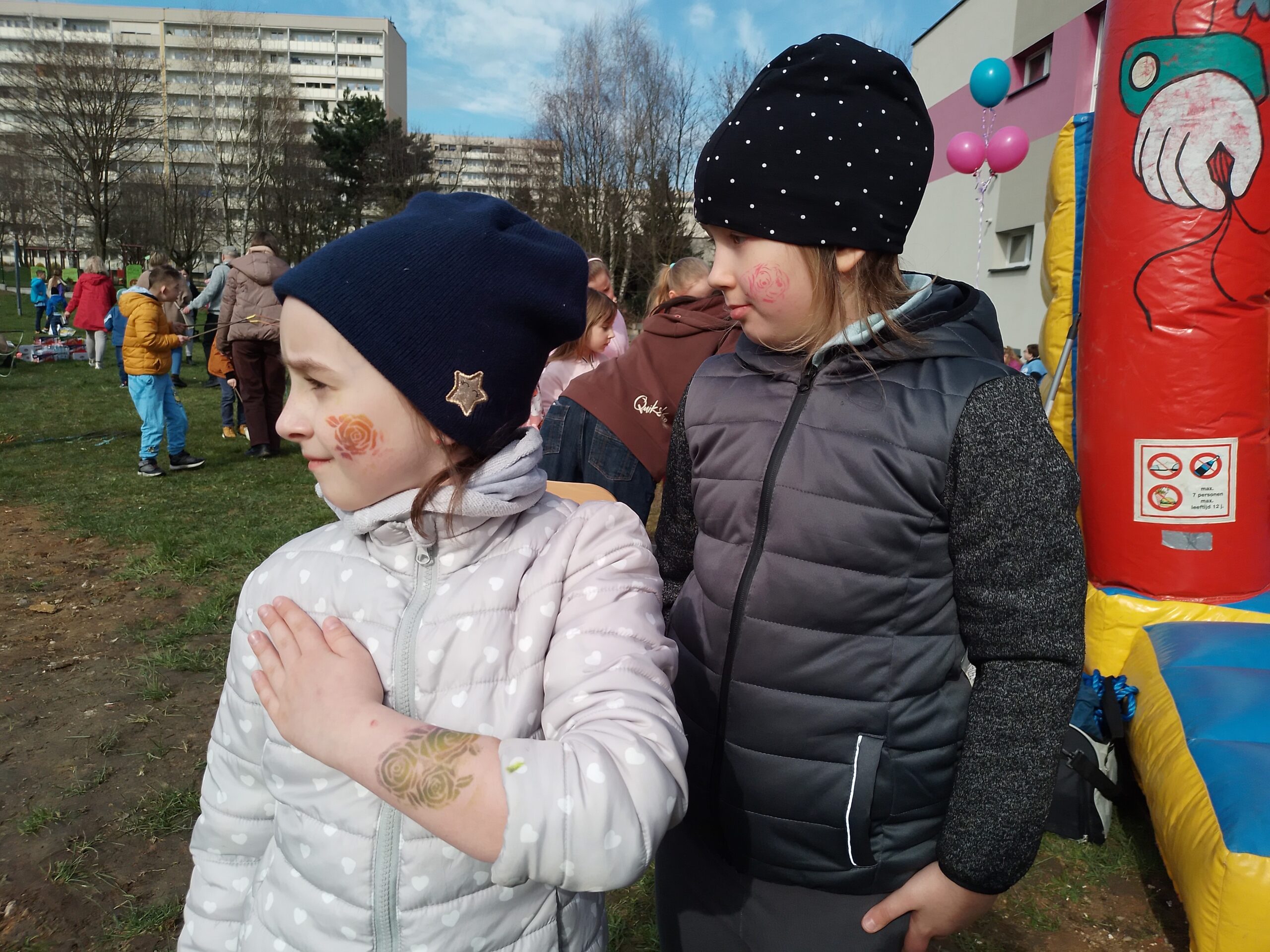 Uczniowie klasy 1a podczas akcji „Wiosna z autyzmem na Ty”