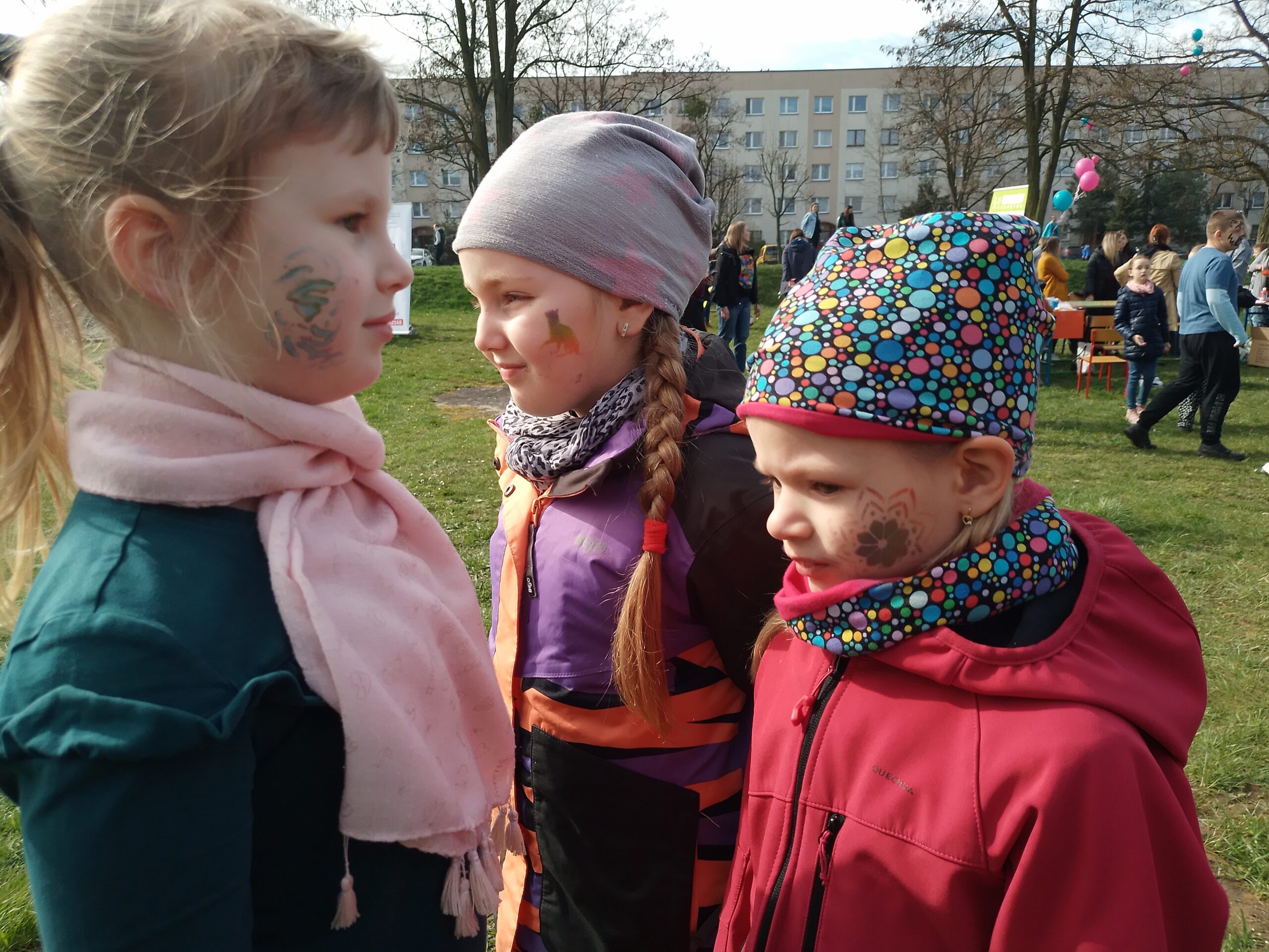 Uczniowie klasy 1a podczas akcji „Wiosna z autyzmem na Ty”