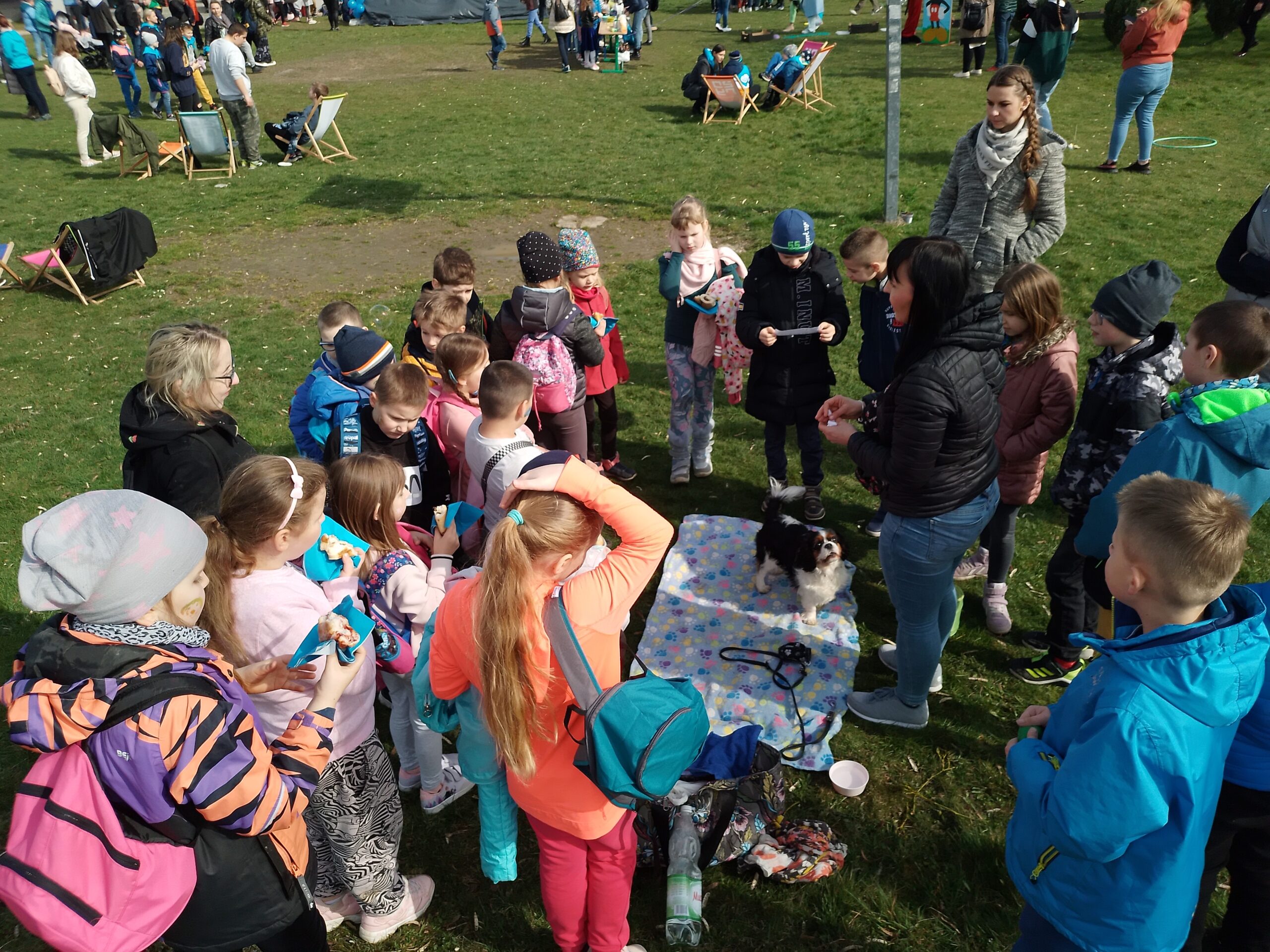 Uczniowie klasy 1a podczas akcji „Wiosna z autyzmem na Ty”