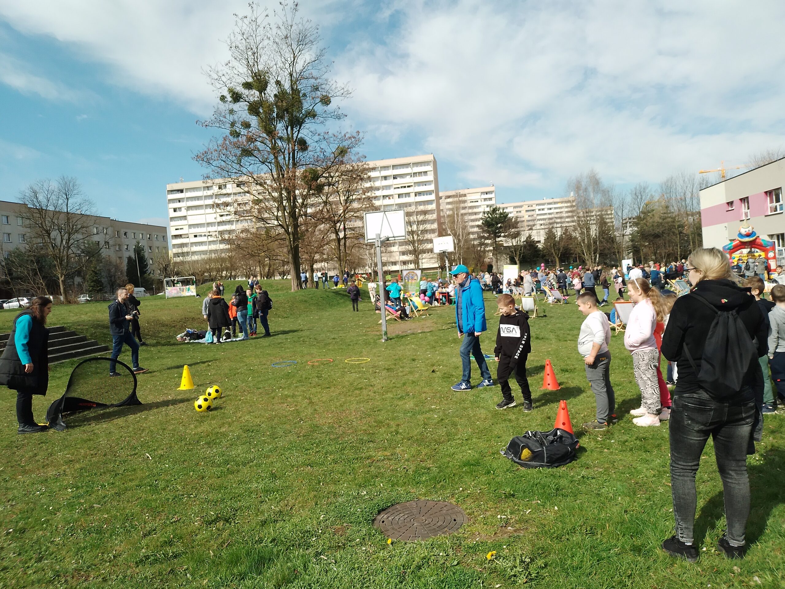 Uczniowie klasy 1a podczas akcji „Wiosna z autyzmem na Ty”