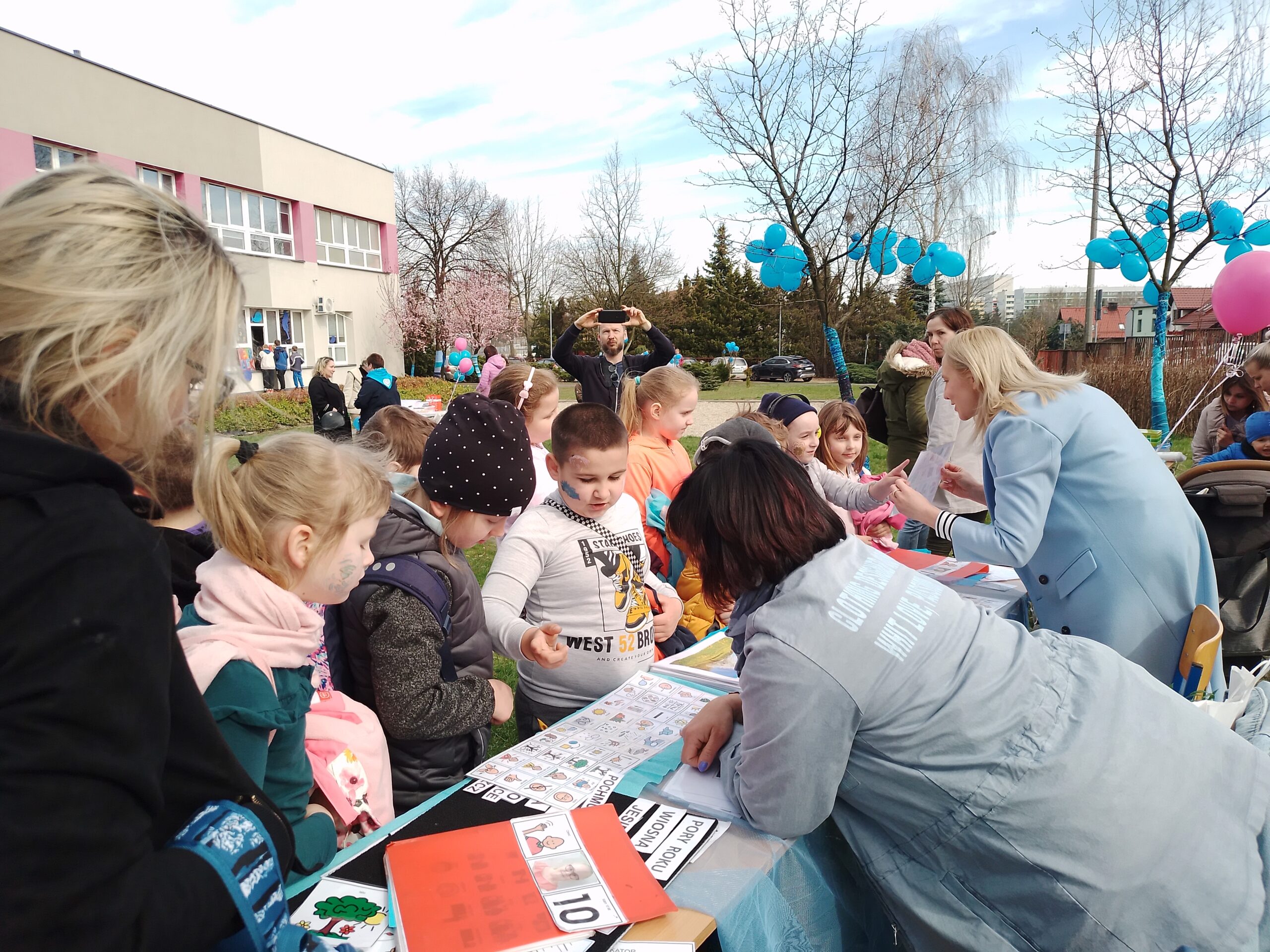 Uczniowie klasy 1a podczas akcji „Wiosna z autyzmem na Ty”