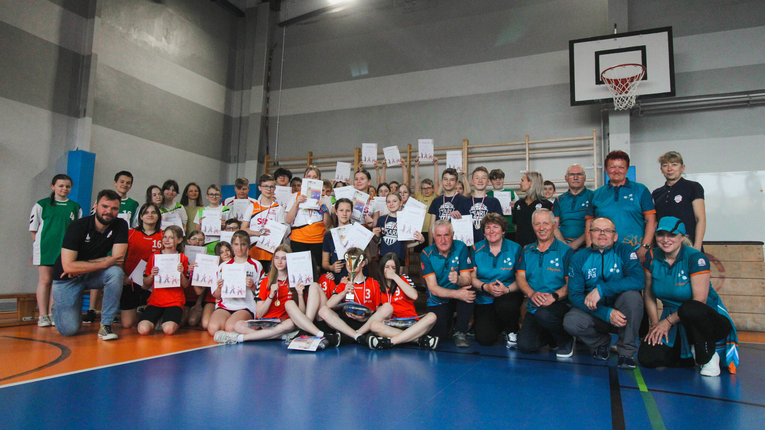 Rozgrywki szkolnego turnieju pentaque.