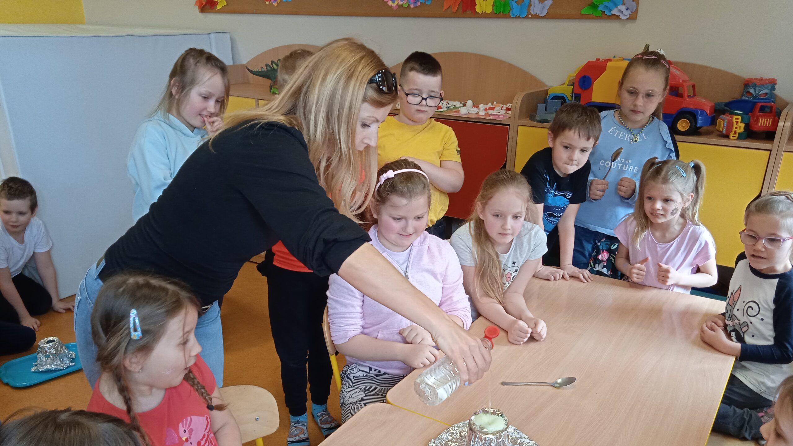 Wychowankowie świetlicy w trakcie zajęć.