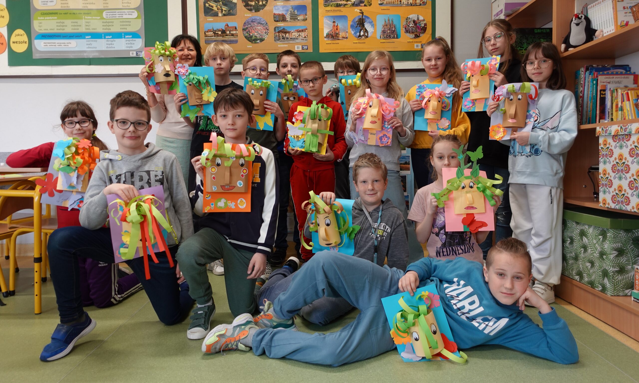 Uczniowie i uczennice w czasie lekcji plastyki.