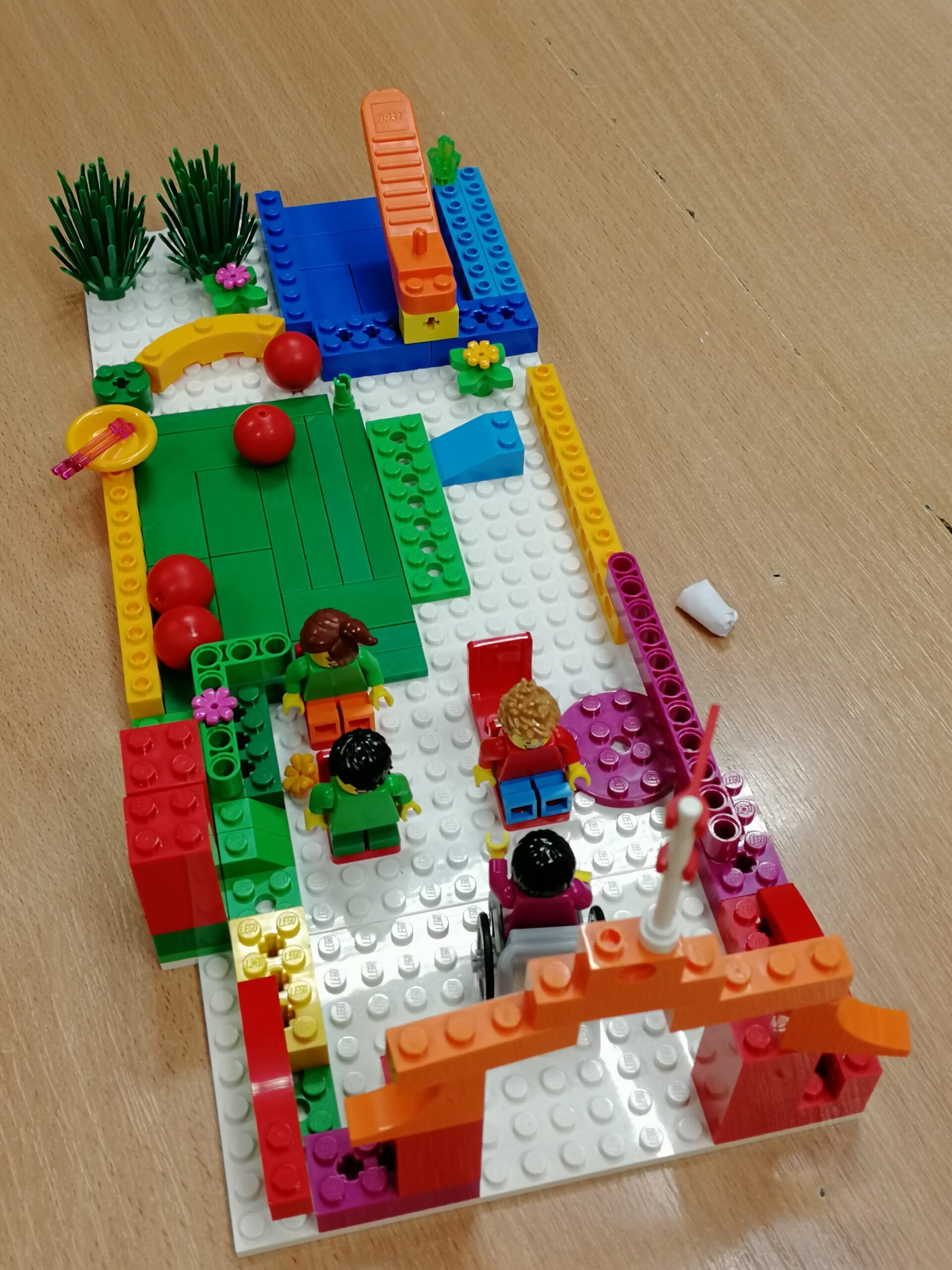 Uczniowie klasy 5b projektują szkołę marzeń z wykorzystaniem klocków lego.